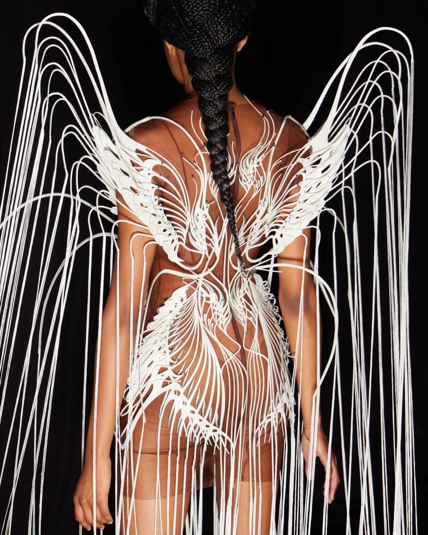 This butterfly look is straight 🔥🔥🔥!
Posted @withregram &bull; @tourist.souvenirs Iris van Herpen Fall 2022 Couture
.
.
.
#dfcconnects #dfcthrives #detroitfashionblogger #detroitfashioncommunity #detroitfashionnews #detroitmodels #detroitfashionga