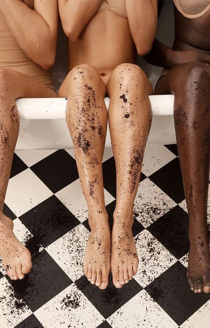 Le gommage, le geste inévitable pour une peau de soie