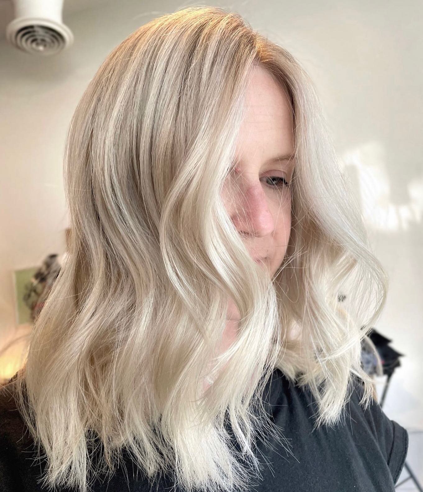 Hair by @kataluna.hair 

.
.
 #denverblonde #denverblondespecialist #blondspecialistdenver #denversalon #denverstylist #cultofmane #davinesdenver #kevinmurphydenver #sustainablebeauty #womanowneddenver #5280hair #denverhair #5280salon #maneaddicts #l