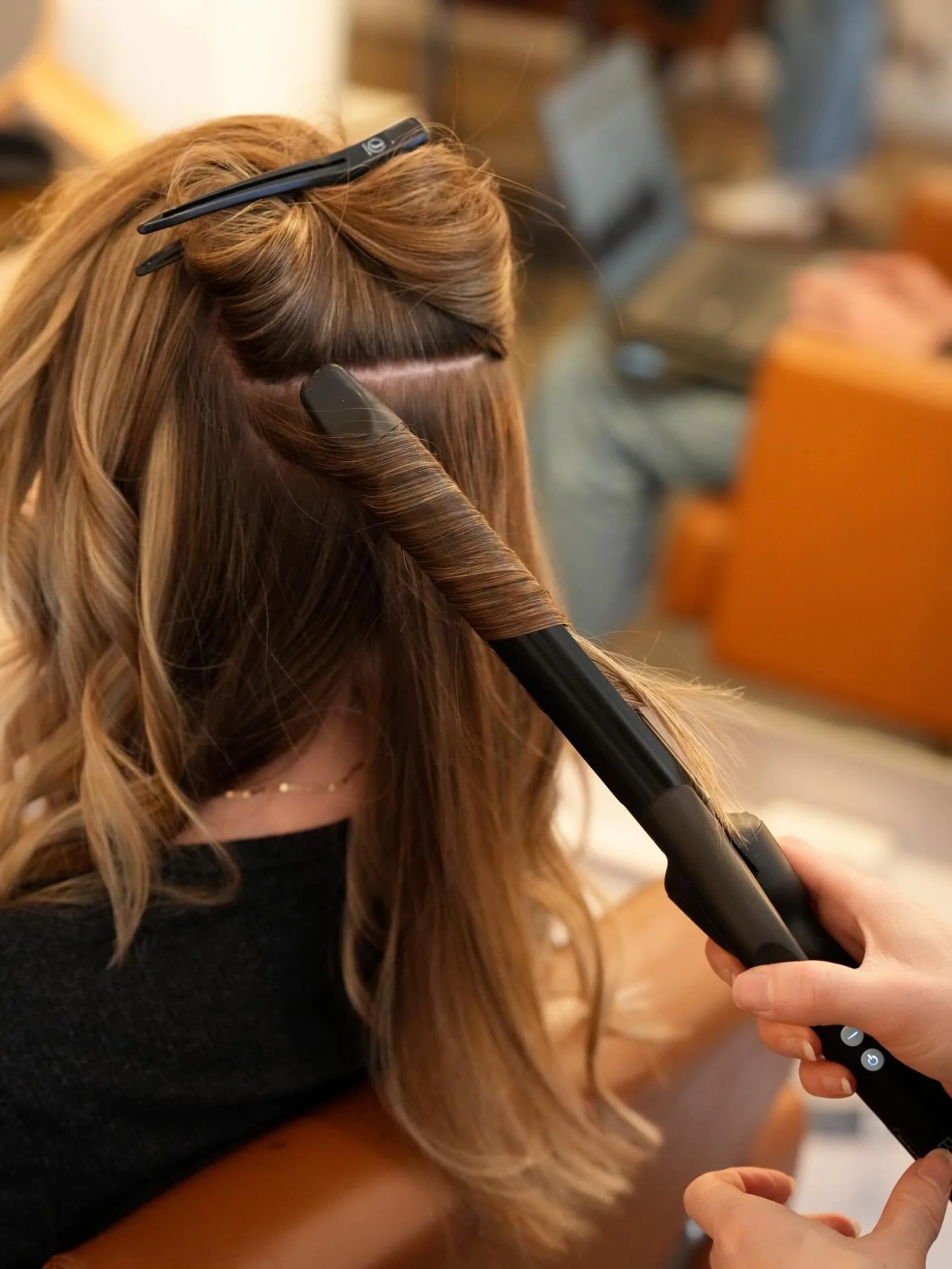 @hairbyjenkahl adding the finishing touches to a full head highlight ✨🤌
&bull;
&bull;
#denverblondespecialist #denverhighlights #denverhaircolor #denverhaircolorists #denversalon
