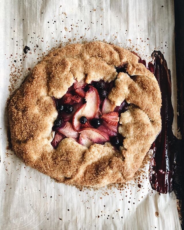 happy unofficial start of summer! I&rsquo;ve been itching for berries and stone fruits to come into season, and I&rsquo;m so excited about using them in pies, galettes, and crumbles over the next few months. This recipe comes from @leveebakingco, and