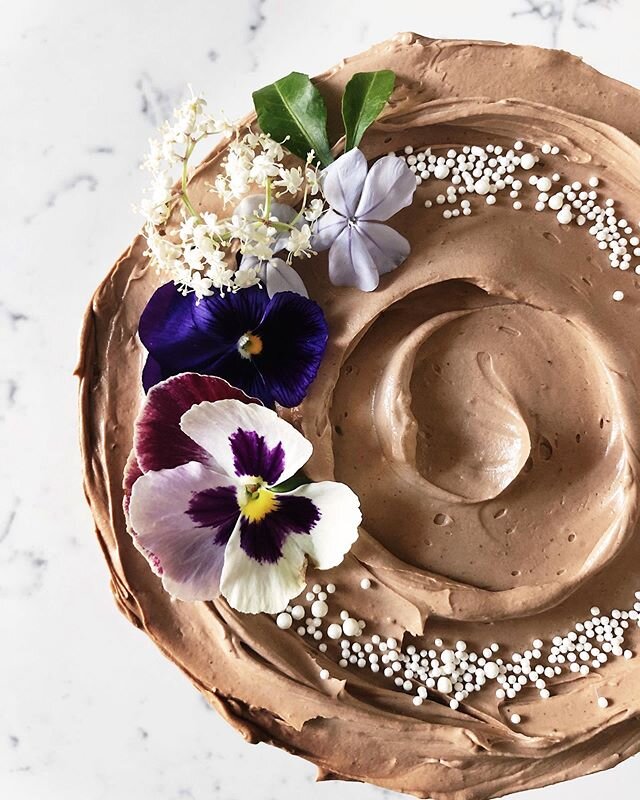 a pretty lil cake from a few weeks back! something to help brighten up your day ✨
🌸 by @jojos_garden