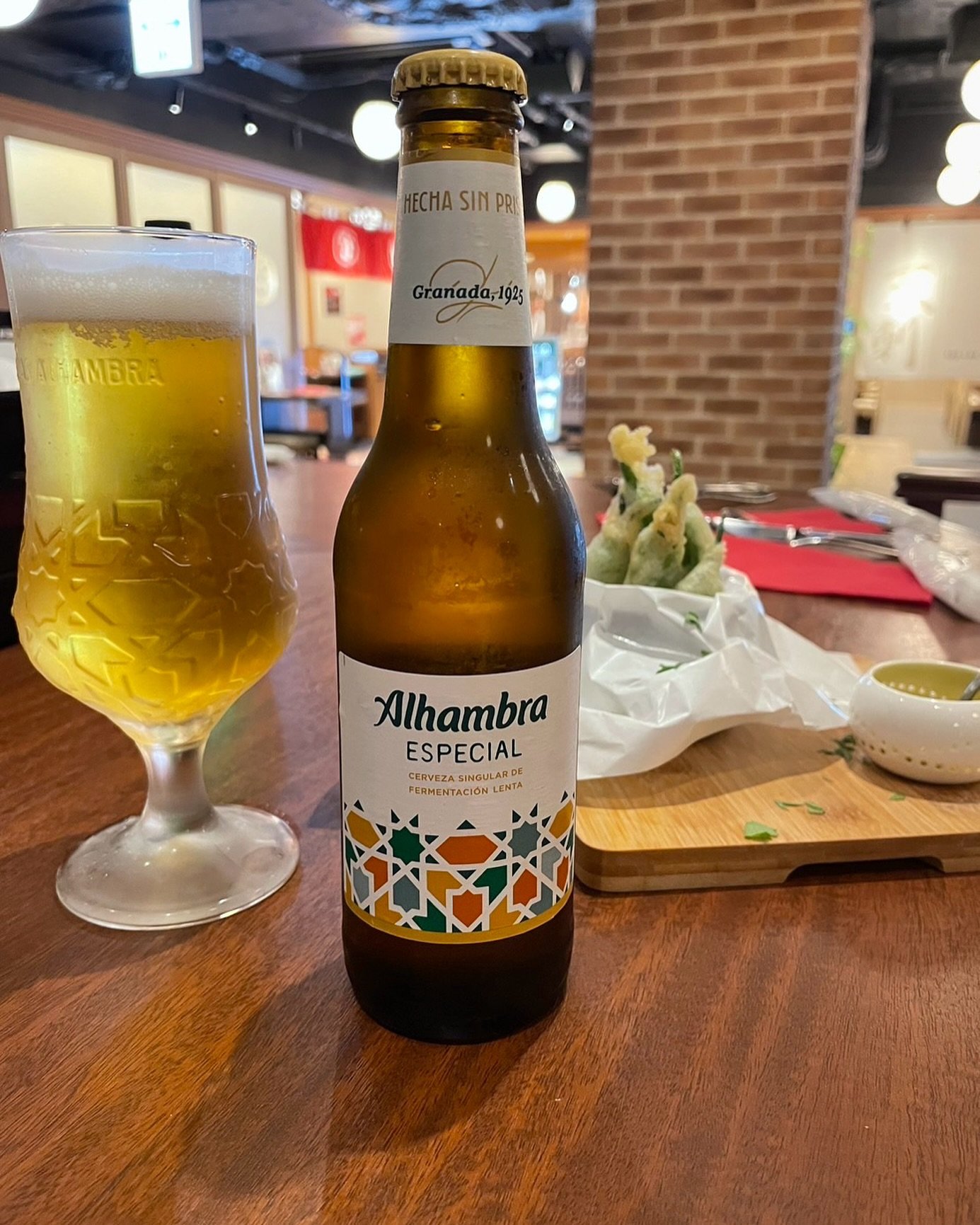 ＿＿アルハンブラ・エスペシャル🇪🇸

リッチな風味が豊かで、
滑らかな味わい深いビール🍻✨

金色に輝き、
後味のバランスが非常に良く
クリーミーなテクスチャーが特徴です。

アンダルシアの魅力を詰め込んだ
一杯をお楽しみください。

EX-nishiazabu
　

『EX』
スペイン料理を一度分解し、食材や調理法を再構築。
それらの枠を超えたモダンスパニッシュを創造。
『F o o d &times; A r t &times; M u s i c 』をテーマに、
新たなイノベーション