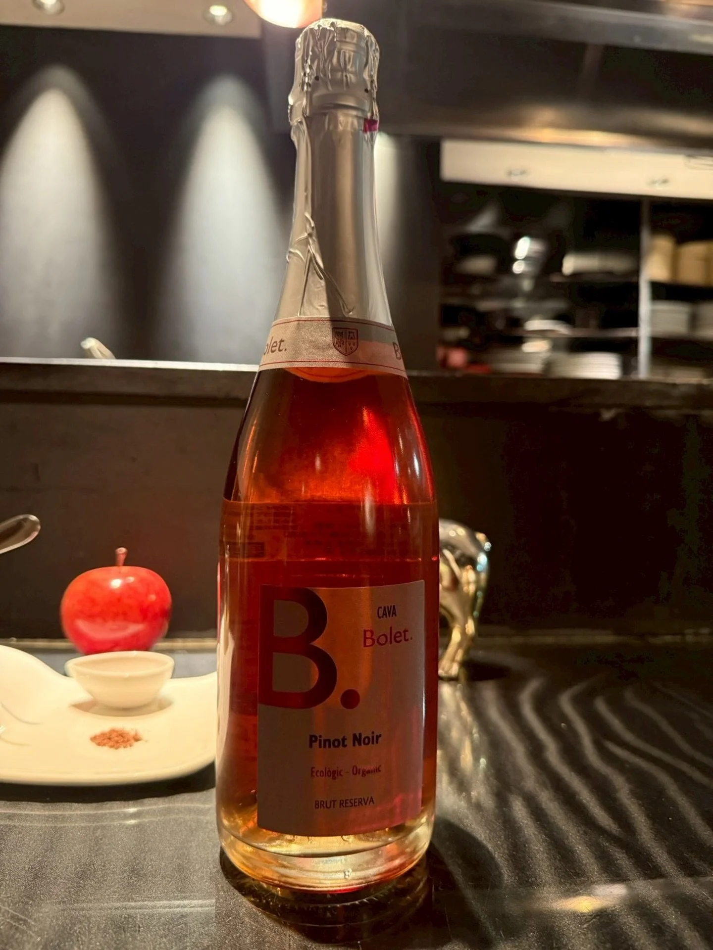 西麻布でおしゃれな夜を。大人デートにぴったりのディナー【EXnishiazabu】

Bolet. Cava Pinot Noir Brut Reserva 2018
ボレット　カバ　ピノ・ノワール　ブルット　リゼルヴァ（ロゼ・発泡） 2018

生産者　Bolet ボレット
原産地　スペイン　カタルーニャ地方
格付け　Ｄ.Ｏ　CAVA
品種　　ピノ・ノワール

シャンパーニュ製法による瓶内二次発酵。
24ヶ月の瓶内熟成を経てリゼルヴァを名乗る、
Bolet渾身のオーガニック・ロゼ カバ。

美