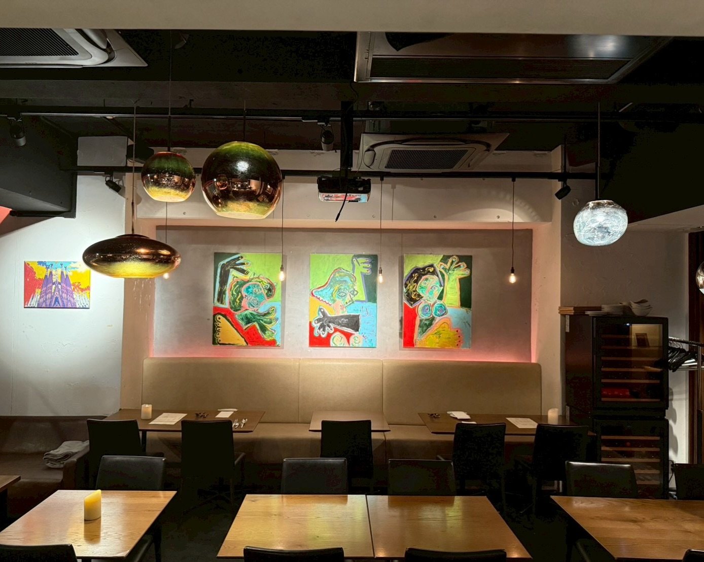 六本木・西麻布のおしゃれなディナーデート。夜の大人時間を「EXnishiazabu」で

都内で初デートでいくべきお店 Dine Awards 
3年連続受賞✨

&ldquo;食 &times; アート &times; 音楽&rdquo;をテーマにした
モダンスパニッシュレストラン。

有名人や経営者がお忍びで通う隠れ家空間。

_________

EX-nishiazabu
『EX』エクス

▪︎住所
東京都港区西麻布1-15-1 森口ビル 1Ｆ

▪︎営業時間
月-金・祝前日・祝後日
1