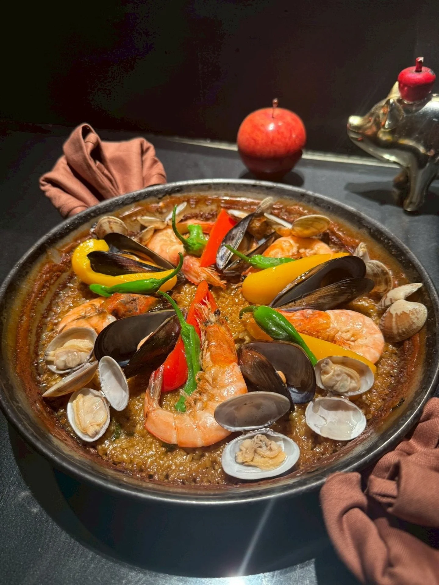 西麻布でおしゃれな夜を。大人デートにぴったりのディナー【EXnishiazabu】

Paella or Fideua
魚介のパエリア🥘

EXでは出汁にこだわり、
オマール海老や渡り蟹を魚のアラ、鶏などを
贅沢に使い、1日がかりで作った出汁で炊いた
パエリアは魚介の旨味が凝縮し、
パラパラに仕上がってます。🦐✨

お好みでアリオリソースやレモンを
添えてお楽しみください！

_________

EX-nishiazabu
『EX』エクス

▪︎住所
東京都港区西麻布1-15-1 森口ビル