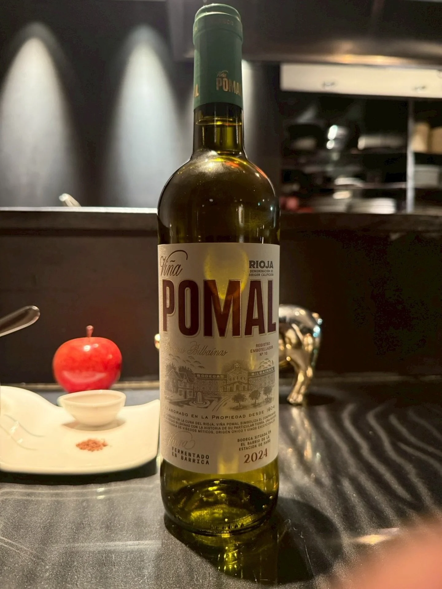 西麻布でおしゃれな夜を。大人デートにぴったりのディナー【EXnishiazabu】

VI&Ntilde;A POMAL BLANCO
ヴィニャポマール　ブランコ

生産国　スペイン　リオハ
品種　　ビウラ70% マルヴァジア30%
生産者　Bodegas Bilbainasボデガス　ビルバイナス

1908年創業、100年以上にわたり
リオハを象徴してきた名門
VI&Ntilde;A POMAL BLANCO🇪🇸✨

淡く澄んだレモンイエロー。
白い花やシトラスの透明感ある香りに、
フェン