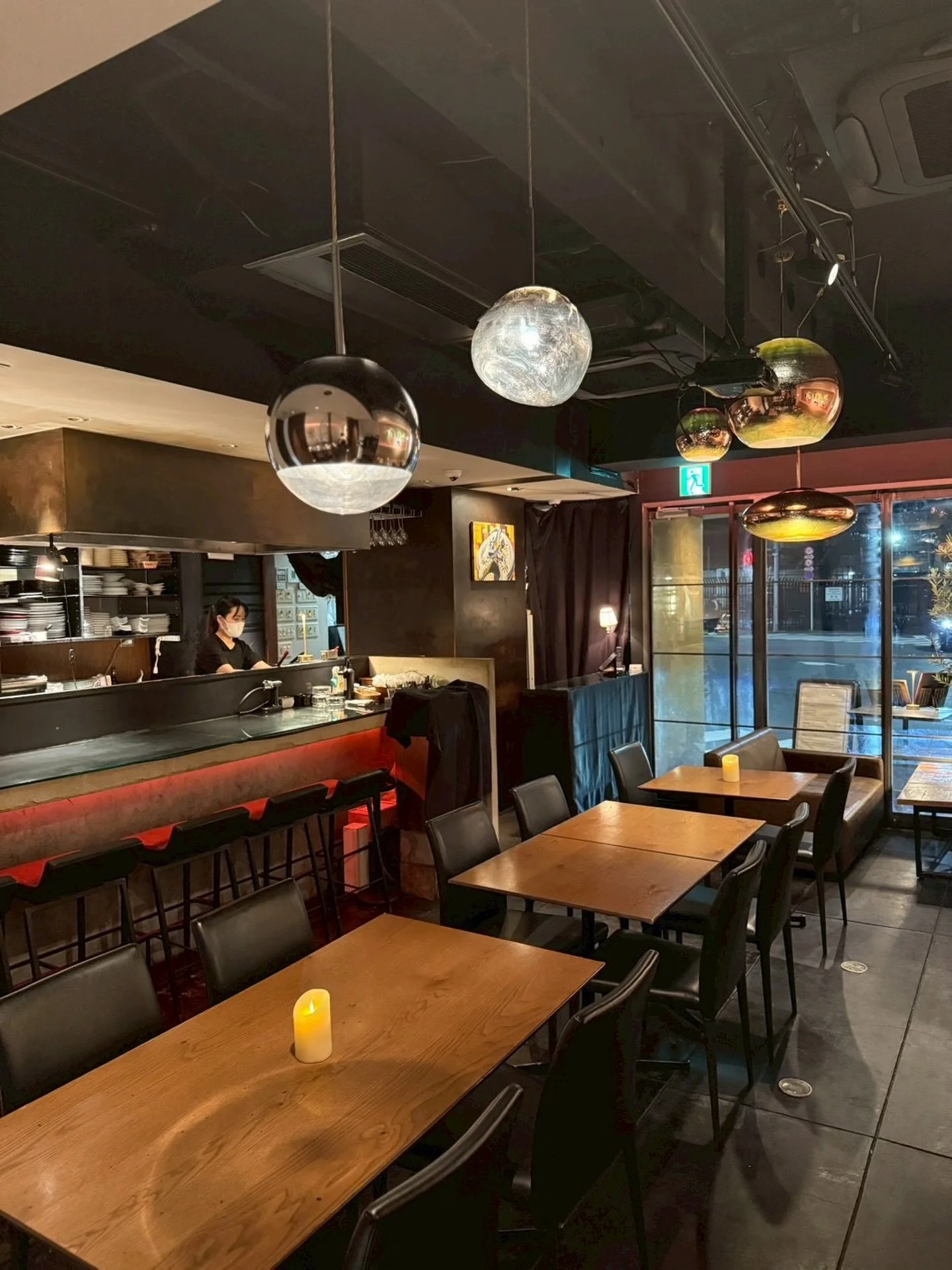 六本木近くおしゃれなひと時｜西麻布の隠れ家で楽しむ夜のデート【EXnishiazabu】

西麻布の隠れ家&Eacute;Xで、
上質な忘年会・新年会を🕯️✨🍽️

最大36名（立食45名）、
個室12名。

スクリーン・マイク完備で
企業宴会にも最適です。

__________

EX-nishiazabu
『EX』エクス

▪︎住所
東京都港区西麻布1-15-1 森口ビル 1Ｆ

▪︎営業時間
月-金・祝前日・祝後日
17:00 - 23:00
L.O料理22:00 ドリンク22:30