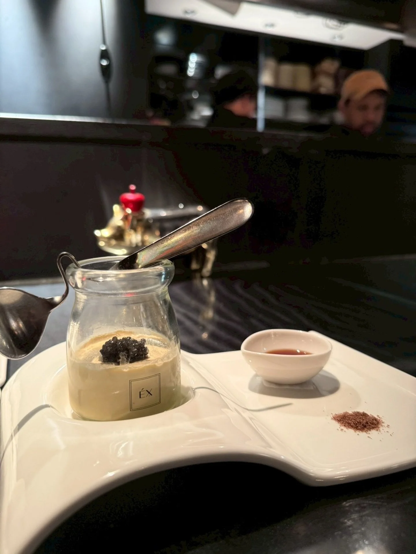 西麻布でおしゃれな夜を。大人デートにぴったりのディナー【EXnishiazabu】

\ペドロヒメネスとキャビアのプリン/

スペインのデザートワインと
キャビアで作る至高のプリン❤︎

当店にご来店いただいたら、
ぜひお試しいただきたいのが
甘味と塩味のコントラストが楽しい
"ペドロヒメネスとキャビアのプリン"
　
ブドウの自然な甘味が凝縮された
スペインのデザートワイン「ペドロヒメネス」と
栃木県産の濃厚な麿宝卵が作り出す風味は
特別な食事に相応しい逸品！
　
スパークリ