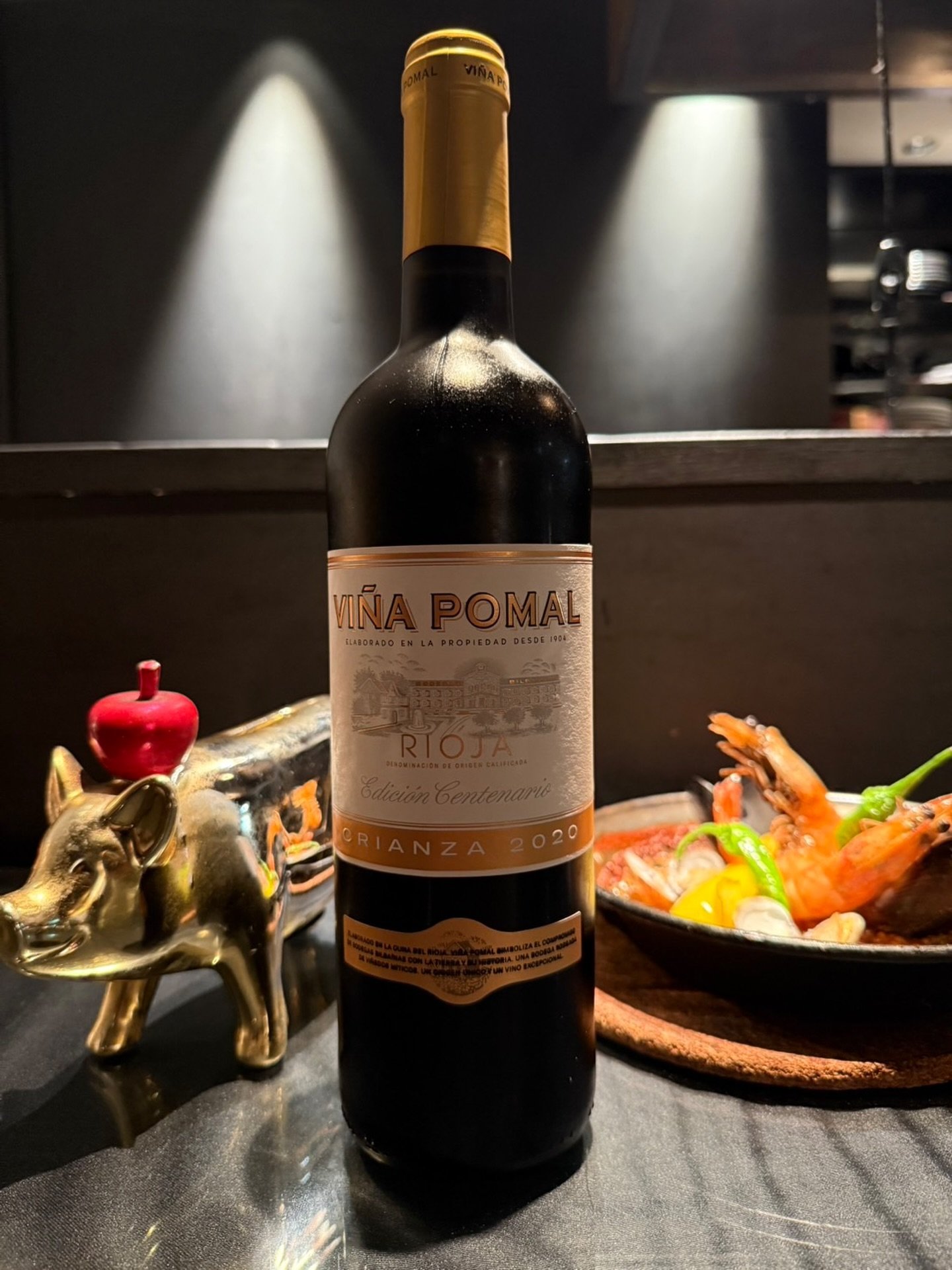 西麻布でおしゃれな夜を。大人デートにぴったりのディナー【EXnishiazabu】

スペインワインを取り揃えております🍷🕯️

本日ご紹介するのは、リオハ・アルタの名門 
Bodegas Bilba&iacute;nas ボデガス・ビルバイナスが誇る
「Vi&ntilde;a Pomal Crianza Centenario」
ヴィニャポマール　クリアンサ　センテナリオ

濃厚な赤果実やフローラル、リコリスの香りに、
バニラや焙煎香が優雅に重なります。
口当たりは柔らかく、しなやかなタンニ