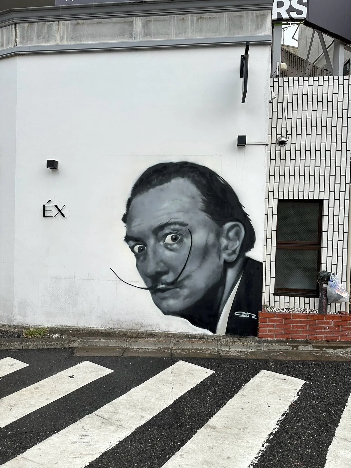 六本木近くおしゃれなひと時｜西麻布の隠れ家で楽しむ夜のデート【EXnishiazabu】

EX nishiazabuは
ダリのウォールアートが目印です👀✨
Art.@_sinnoske 
_________

EX-nishiazabu
『EX』エクス

▪︎住所
東京都港区西麻布1-15-1 森口ビル 1Ｆ

▪︎営業時間
月-金・祝前日・祝後日
17:00 - 23:00
L.O料理22:00 ドリンク22:30

土・日・祝日
11:30 - 15:00 L.O14:00
17:00 