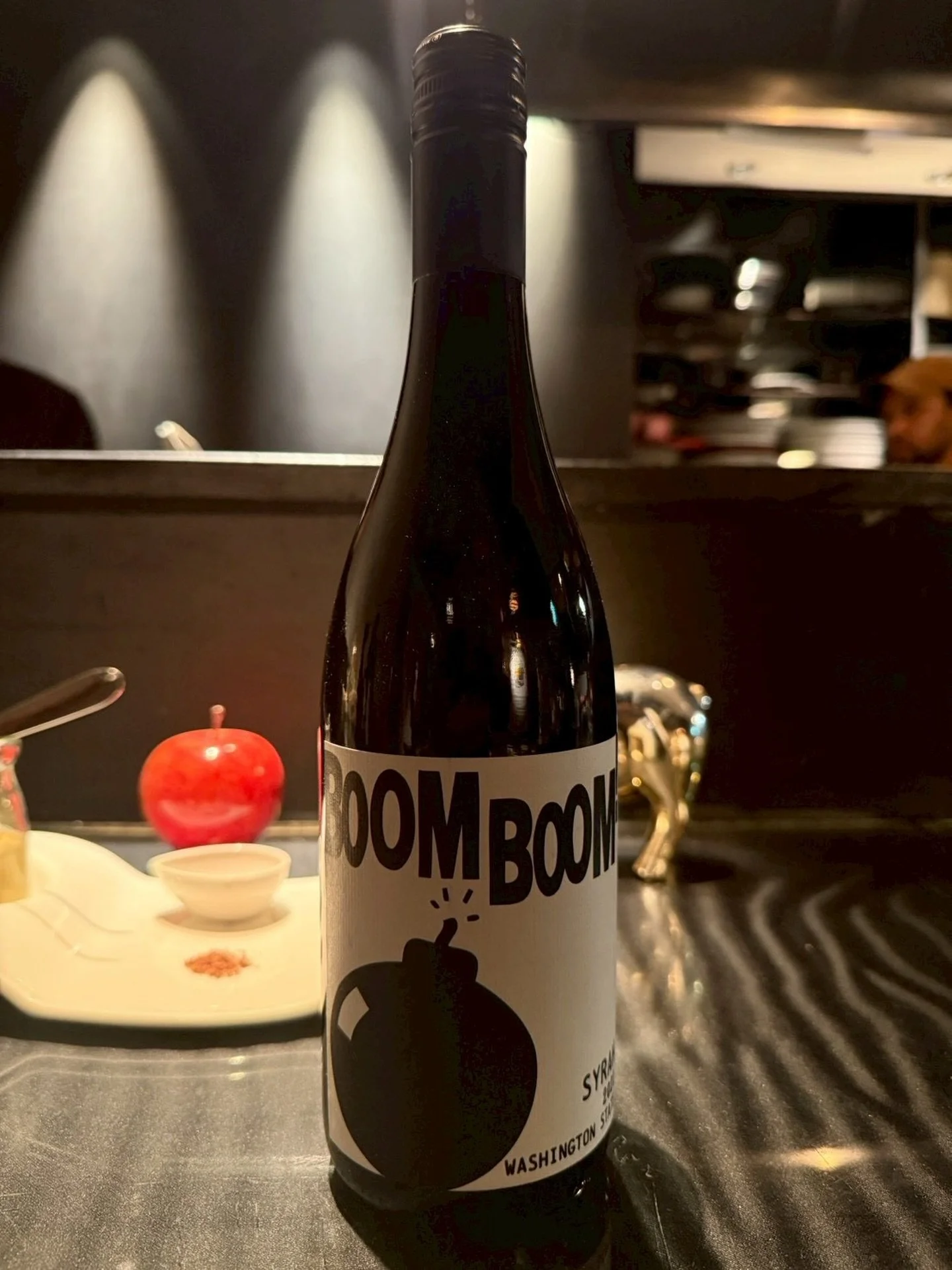 ____ワインのご紹介🍷

___Boom Boom Syrah 2021💣___

生産者: Charles Smith Wines
チャールズ・スミス・ワインズ
原産地:アメリカ　ワシントン州
品種:シラー

Charles Smith Wines
（チャールズ・スミス・ワインズ）が造る、
アメリカ・ワシントン州産のフルボディ赤ワインで
ブラックベリーや胡椒の香りとスパイシーで　
深みのある味わいが特徴。

近年はヴィオニエも少量ブレンドされ、
凝縮感のある仕上がりで人気のカジュアルワイ