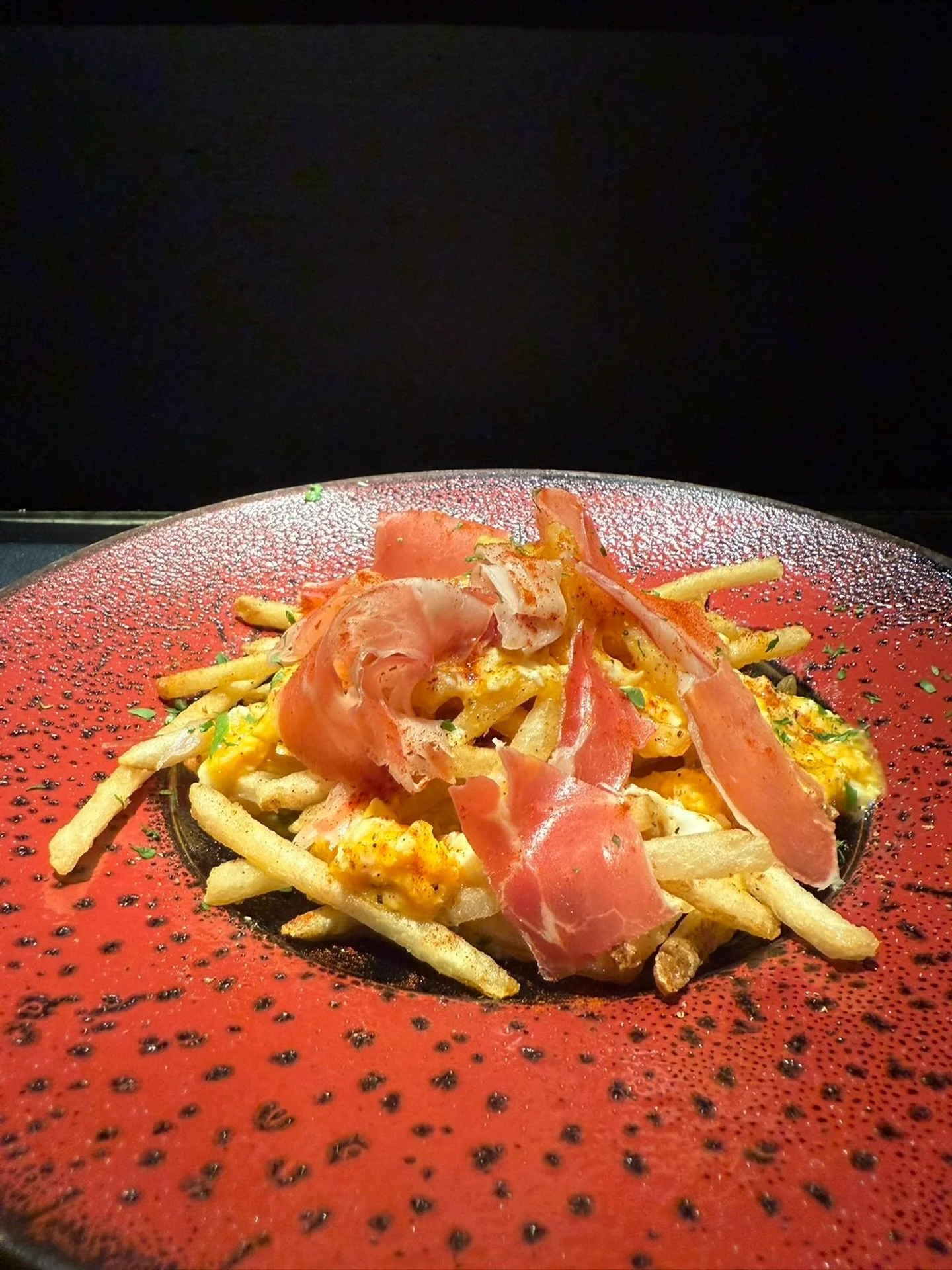 ___

Huevos Estrellados
（ウエボス・エストレジャードス）

カリッと揚げたポテトに、ふんわりとした
スクランブルエッグ。

黒胡椒とオリーブオイルの香りに、
ほんのり重なるトリュフオイル。
仕上げにハモンセラーノを添えた、
スペイン定番のタパスです。

シンプルながら、非常に人気の一皿。
ワインやビールと合わせて、
アラカルトで気軽に楽しめるのも魅力！

忘年会や新年会にもおすすめです。
EX Nishi-Azabuのスペインをぜひ。

_________

EX-nis