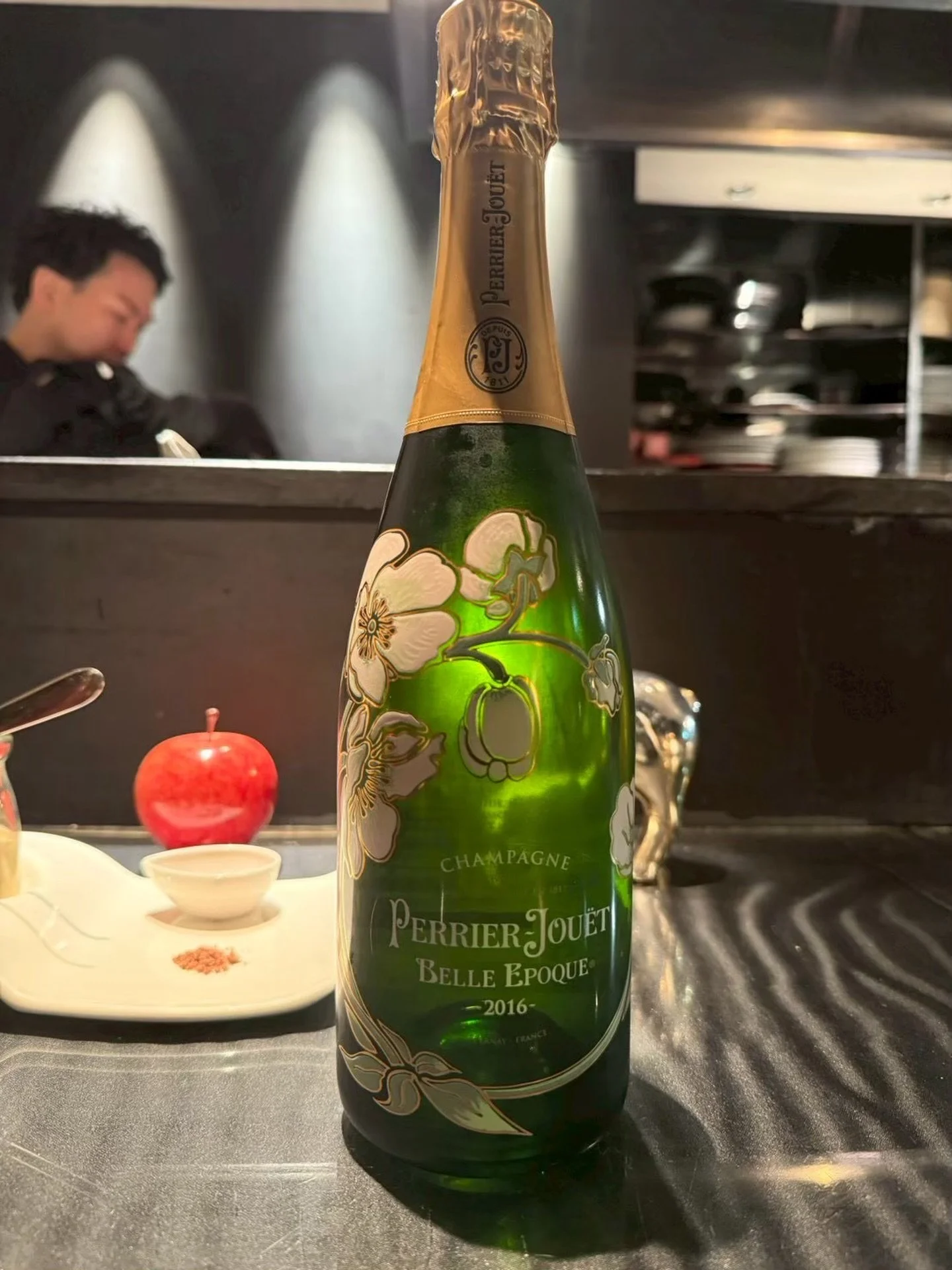 ＿＿🍾🥂

Perrier-Jou&euml;t Belle Epoque
ペリエ・ジュエ ベル・エポック

生産地
フランス &mdash; シャンパーニュ地方、
&Eacute;pernay（エペルネ） を拠点とする
名門シャンパーニュ・メゾンによる生産。

生産者（メゾン）
Perrier-Jou&euml;t（ペリエ・ジュエ）
1811年創業、エペルネの伝統的な
シャンパーニュ・メゾン。

品種
シャルドネ、ピノノワール、ピノムニエ

フランス・シャンパーニュ地方
エペルネの名門メゾ