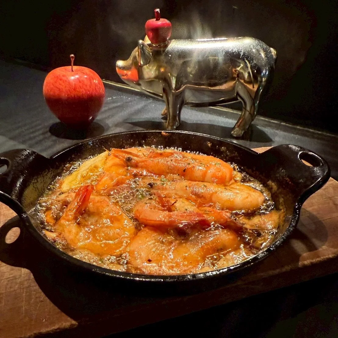 ___海老のアヒージョ🦐

濃厚なオリーブオイルと
にんにくの香りがぐつぐつと広がり、
プリプリのエビの旨みが口いっぱいに
広がるエビのアヒージョ✨

シンプルながらも深い味わいが特徴で
スペインの風土を感じさせる一皿です🇪🇸

スペインワインとともにぜひ
お楽しみください🍷
_________

EX-nishiazabu
『EX』エクス

▪︎住所
東京都港区西麻布1-15-1 森口ビル 1Ｆ

▪︎営業時間
月-金・祝前日・祝後日
17:00 - 23:00
L.O料理22:00 