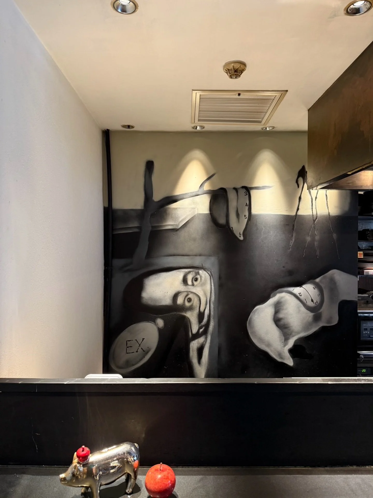 ___𝒩𝑒𝓌 𝒜𝓇𝓉

空間に入った瞬間から、物語は始まる。

視線を奪うウォールアート、
流れる音、
そして一皿。

ここでは、食べることが体験に変わります。

Food &times; Art &times; Music が交差する夜を
どうぞお楽しみください。

Wallart.
@_sinnoske 
_________

EX-nishiazabu
『EX』エクス

▪︎住所
東京都港区西麻布1-15-1 森口ビル 1Ｆ

▪︎営業時間
月-金・祝前日・祝後日
17:00 