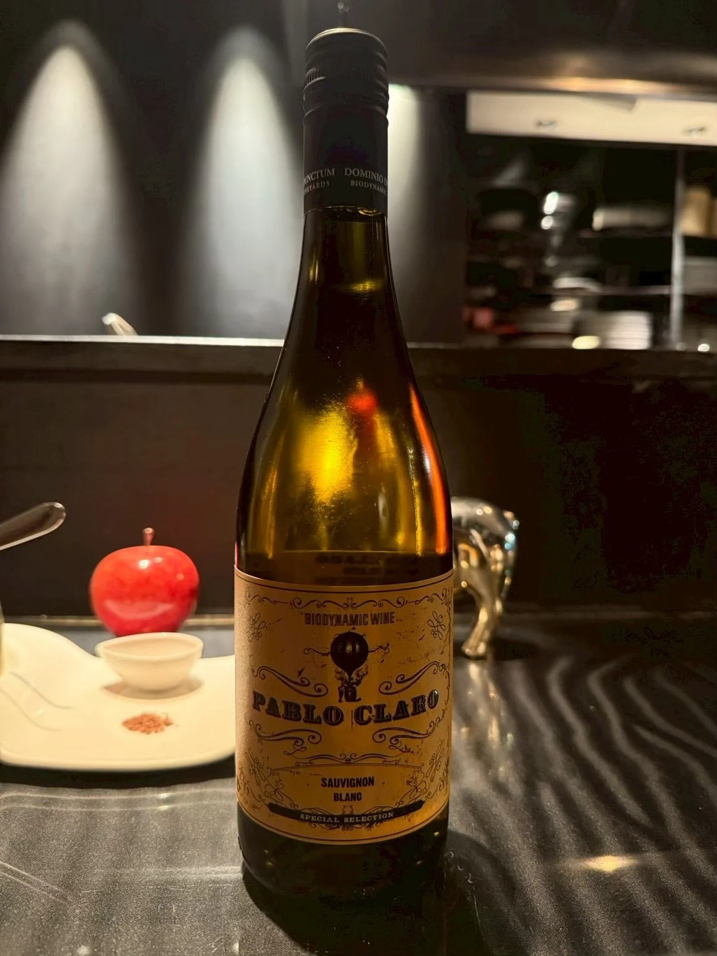 ＿＿スペインワインのご紹介🇪🇸✨

Pablo Claro Sauvignon
パブロ・クラロソーヴィニヨン

産地　スペイン/カスティーリヤ・ラマンチャ
品種　ソーヴィニヨン・ブラン

ラ・マンチャ地方で初のビオディナミ認証ワイン。
柑橘類のフレッシュさとバランスの良さが特徴。
グラス、ボトルと共にご用意しております🍷

_________

EX-nishiazabu
『EX』エクス

▪︎住所
東京都港区西麻布1-15-1 森口ビル 1Ｆ

▪︎営業時間
月-金・祝前日・祝後日
17