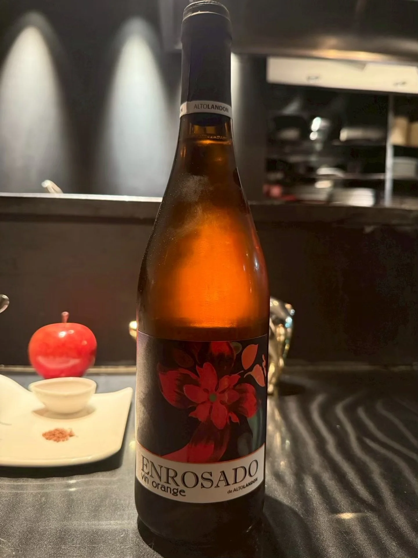 ＿＿エンロサード・デ・アルトランドン 2022

Enrosade de ALTO LANDON 2022 
エンロサード・デ・アルトランドン 2022
オレンジワイン

自然と、じゅわっと、すぅっと
体に染み込むような独自の味わい。
ぶどう本来の味わいが感じられる
ナチュラルワイン🇪🇸🍷❤️

_________

EX-nishiazabu
『EX』エクス

▪︎住所
東京都港区西麻布1-15-1 森口ビル 1Ｆ

▪︎営業時間
月-金・祝前日・祝後日
17:00 - 23:00
L.