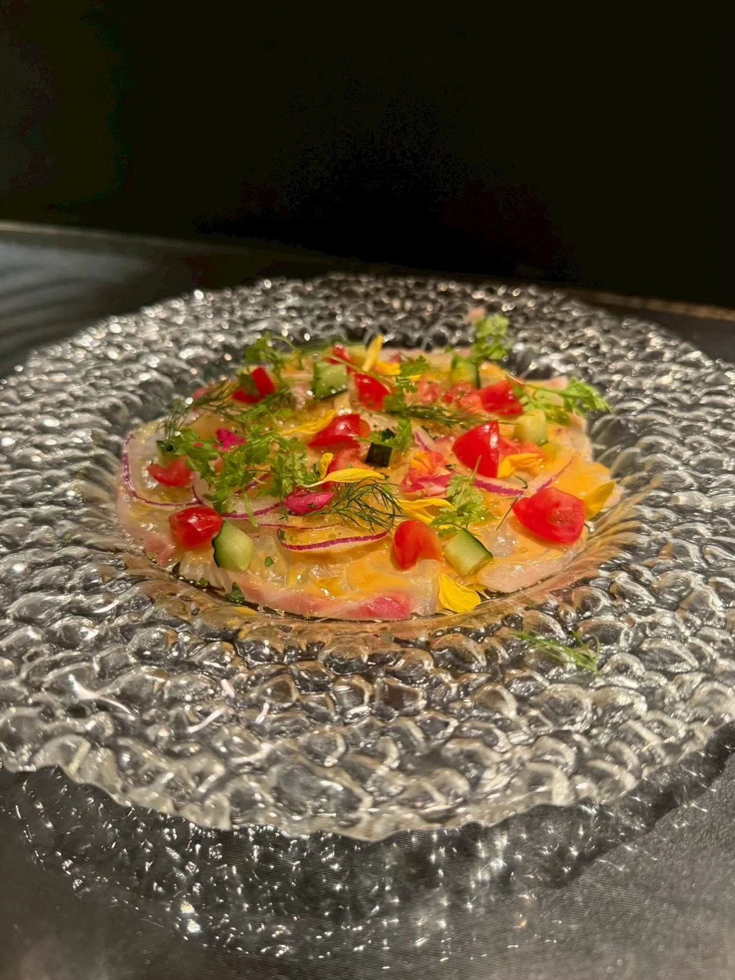 ＿＿

鮮魚のカルパッチョ🍋

爽やかなレモンと風味豊かな
イエローマスタードで味付けされた、 やさしくジューシーな白身魚の
ティラディート。

彩り鮮やかなハーブを添えて、
見た目にも美しい仕上がりと
なっております✨🌿

_________
EX-nishiazabu
『EX』エクス

▪︎住所
東京都港区西麻布1-15-1 森口ビル 1Ｆ

▪︎営業時間
月-日　祝前日・祝後日
17:00 - 23:00
L.O料理22:00 ドリンク22:30

▪︎定休日
不定休

▪︎アクセス
