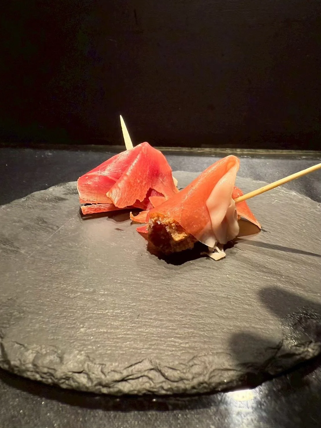 ___プレミアムコース

\プレミアムコース/
選べる乾杯ドリンク付き🥂✨

スペインの伝統とモダンが融合した
至福のディナーコース！

ハモンの塩気が後を引く
「チュロス・コン・ハモン」から始まり、
新鮮野菜の香る「緑のガスパチョ」、
そしてスペシャリテ
「ペドロヒメネスとキャビアのプリン」へ。

火入れにこだわった「国産殻付き帆立のプランチャ」、
旨みを凝縮した「魚介のパエリア」、
バスクのエッセンスが息づく
「熟成Lボーンステーキ（チュレタ）」と続きます🥩🍃
締めくくりは、シェリー香