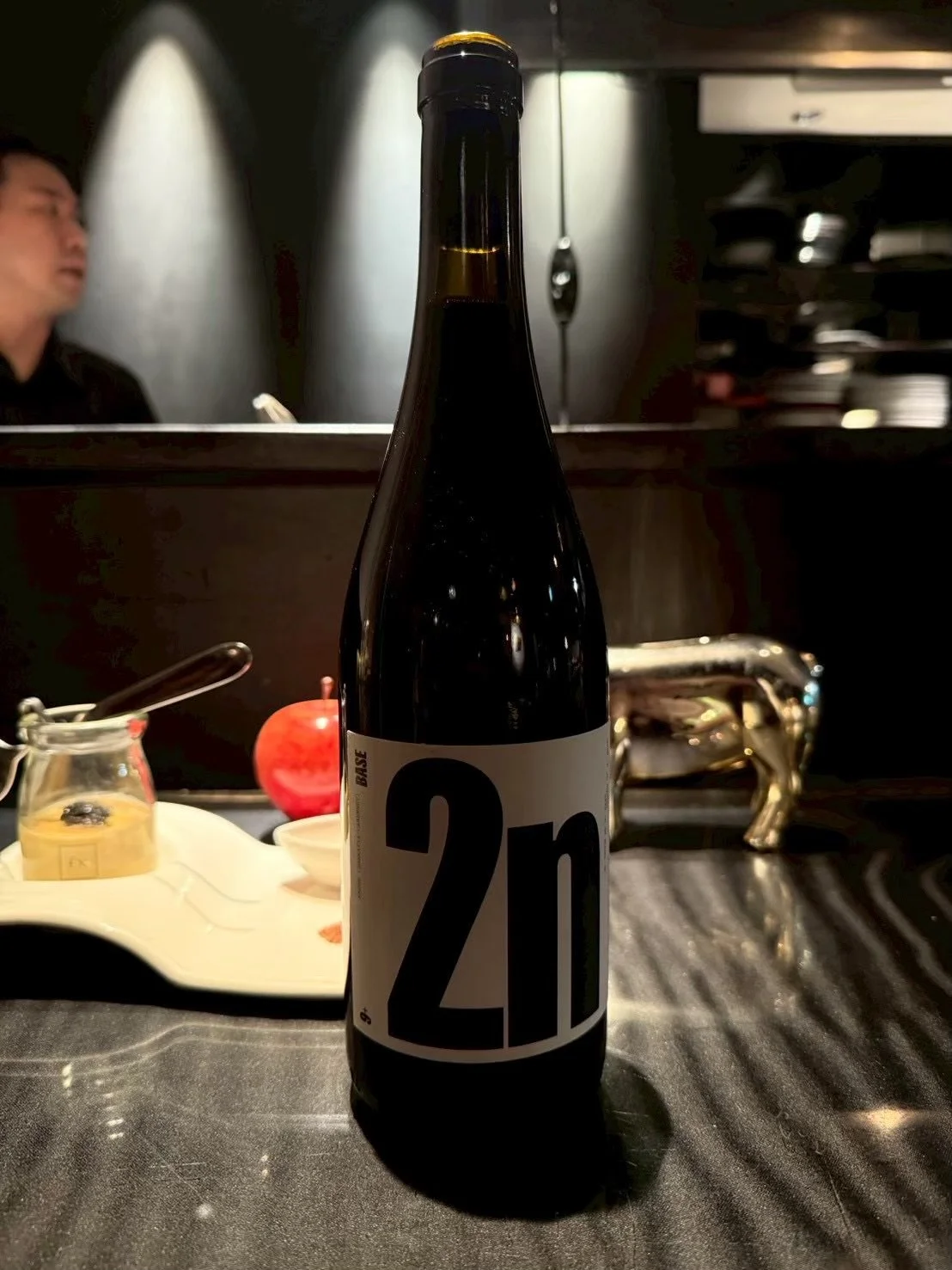 ＿＿スペインワインのご紹介

2n BASE🇪🇸

スペインの豊かな自然が育んだ
ブドウから造られる「2n BASE」。

果実味のある香りとバランスの取れた
味わいが魅力で、食事との相性も抜群。

シンプルで印象的なラベルデザインとともに、
特別なひとときを演出してくれます。

ゆっくりと流れる時間を楽しみながら
味わいたい一本🍷✨

EX-nishiazabu
『EX』エクス

▪︎住所
東京都港区西麻布1-15-1 森口ビル 1Ｆ

▪︎営業時間
月-日　祝前日・祝後日
17:00 