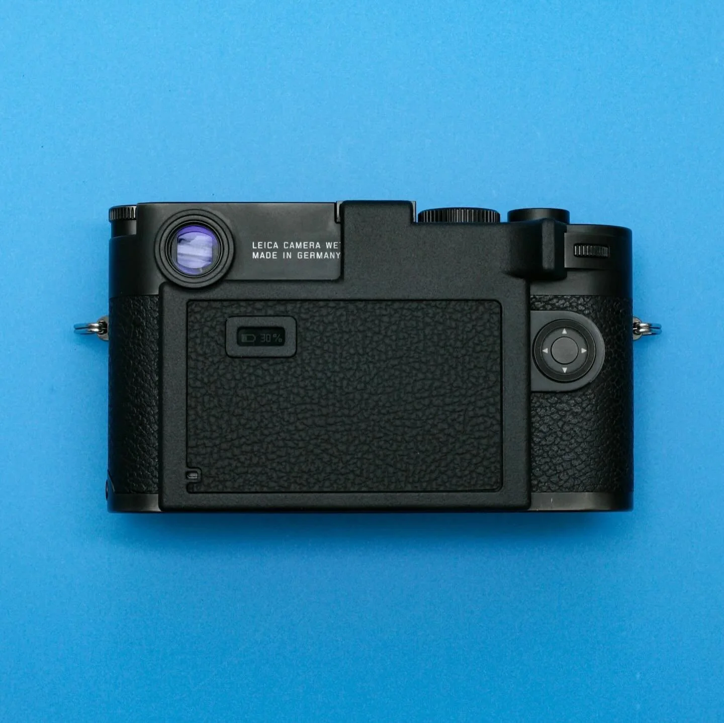 Leica M10 / M10-P / M10-R screen cover V2 

In response to popular demand from the community, we&rsquo;ve developed our 🔴 Leica M10 / M10-P screen cover with a thumb grip and updated the overall design. 
.
The reason for developing our screen covers