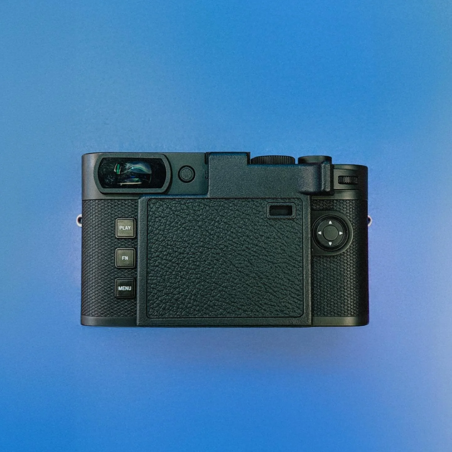 Perfect fit! 😎 Our Leica M11 screen cover works flawlessly on the new M11-EV1 🔴 
.
available With or without thumb grip&mdash;your choice!
.
The reason for developing our screen covers, is to make using the digital camera feel more relatable to the