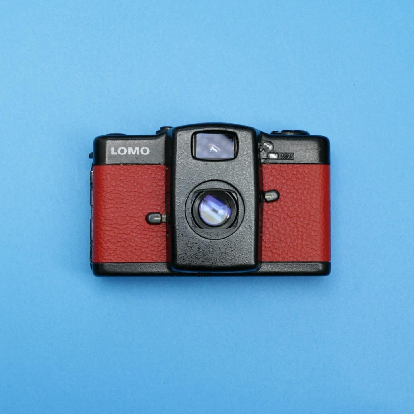 We&rsquo;re thrilled to announce that we now offer replacement leatherette for the Lomo LCA
.
Choose from a variety of colors, such as racing green, black, yellow, and many more.
.
Available now&mdash;check the link in our bio!
.
#lomography #lomolca