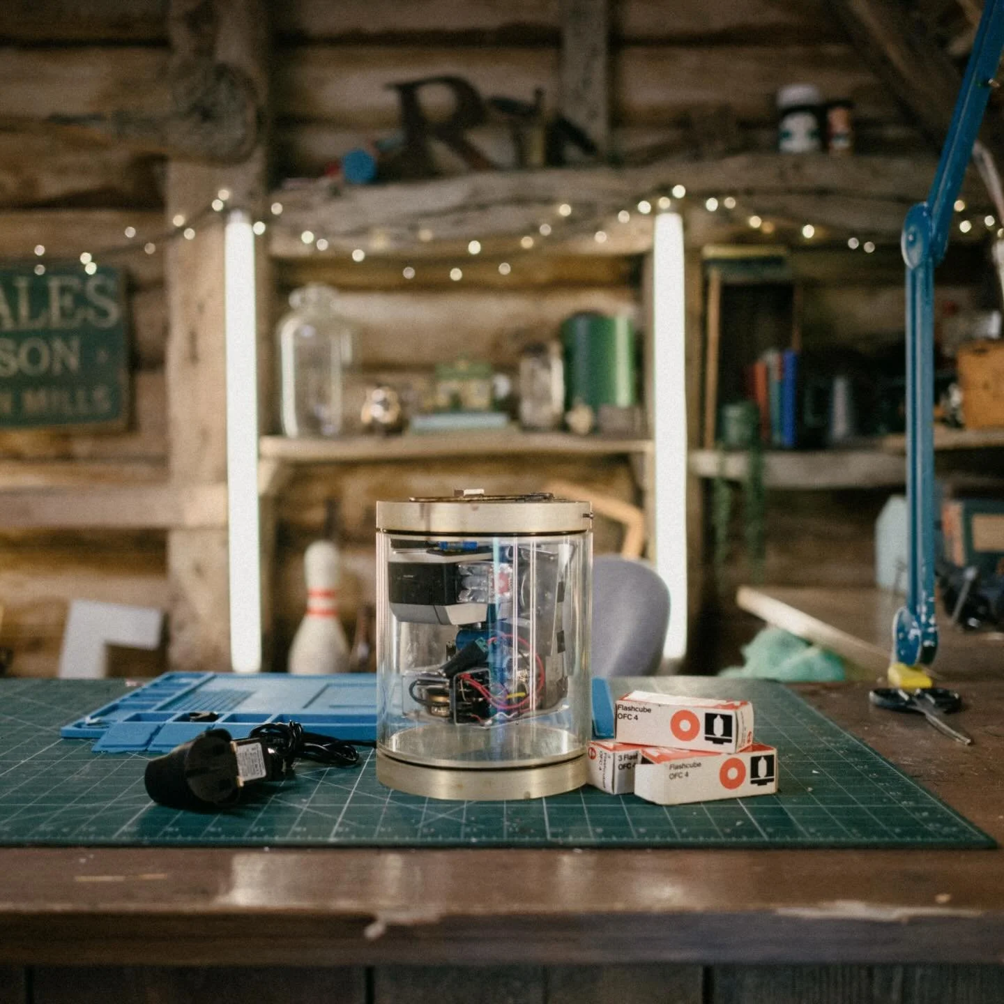 Did you catch my Loch Ness camera repair on tonight&rsquo;s Repair Shop on the Road, BBC Scotland? 🏴󠁧󠁢󠁳󠁣󠁴󠁿 

This was an exciting repair full of history, one of  six camera traps originally built to photograph the Loch Ness Monster. Using a Ko