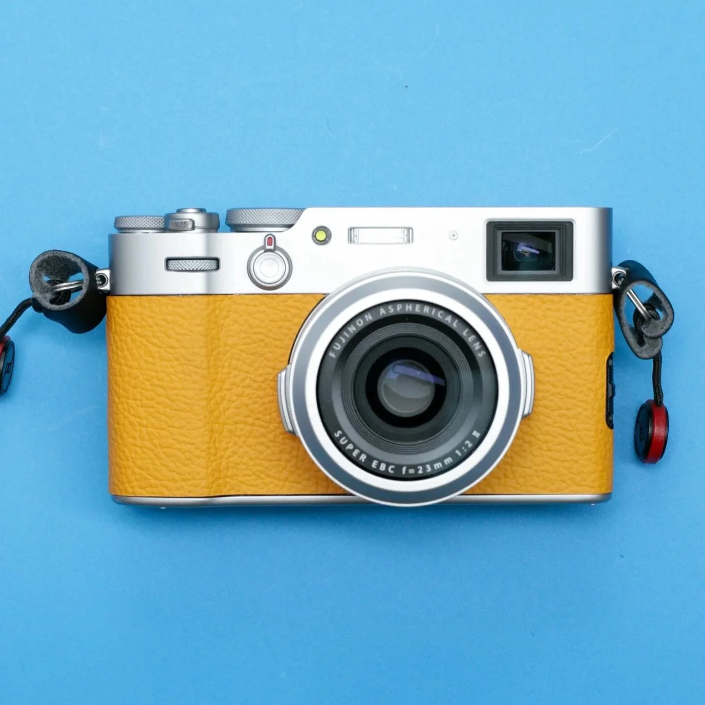 🔥 We&rsquo;re thrilled to announce that we now offer replacement leatherette for the Fujifilm X100V
.
Choose from a variety of colors, such as racing green, black, yellow, and many more.
.
Available now&mdash;check the link in our bio!
.
#fujifilm #