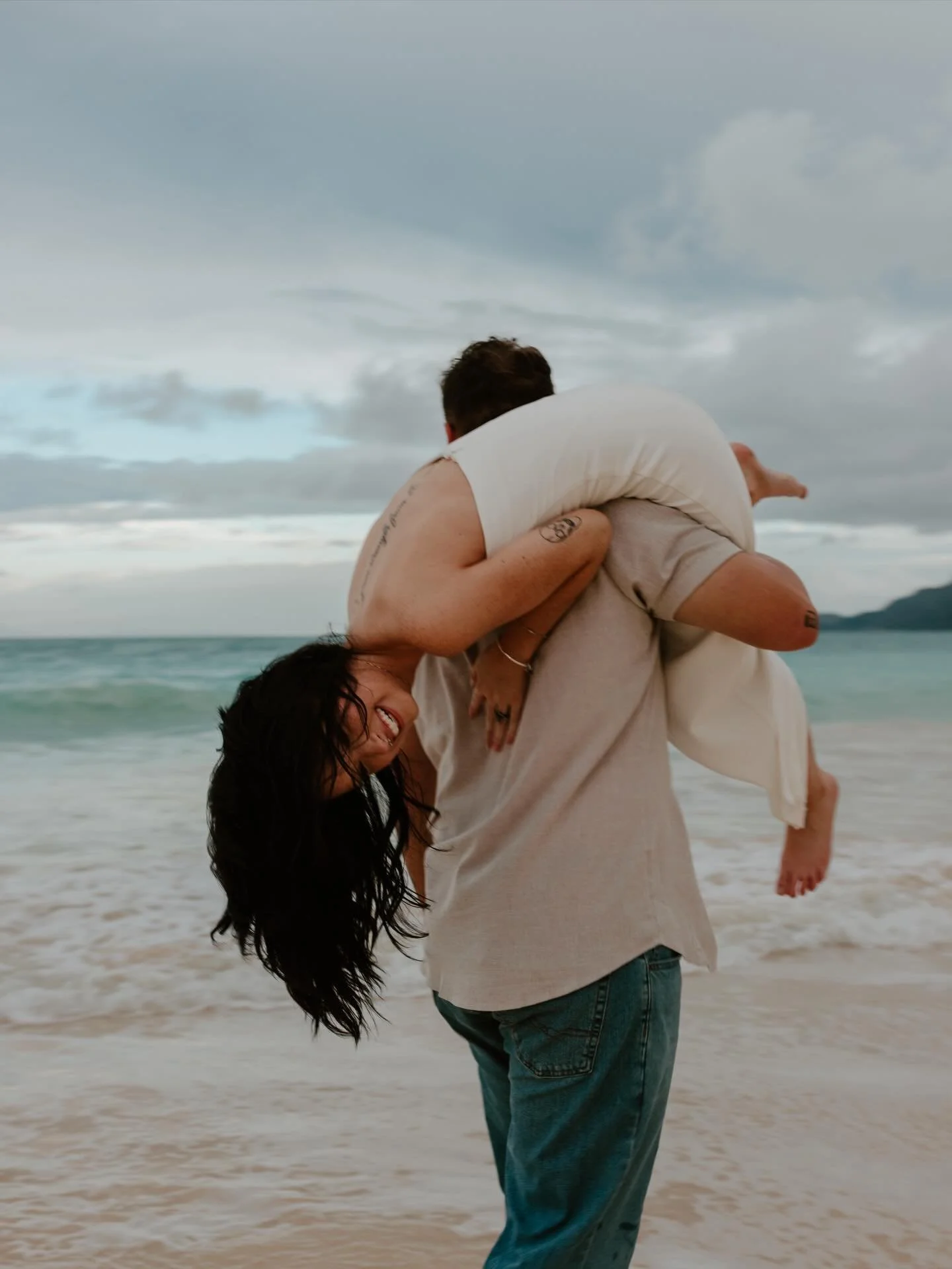 Haaai, it&rsquo;s been a while since I&rsquo;ve posted 😅
Sharing a favorite session because&hellip; wow. These two are the cutest, and those blues? Yeah, they&rsquo;ve got me in a chokehold.
If you see a crooked horizon mind your business it probabl