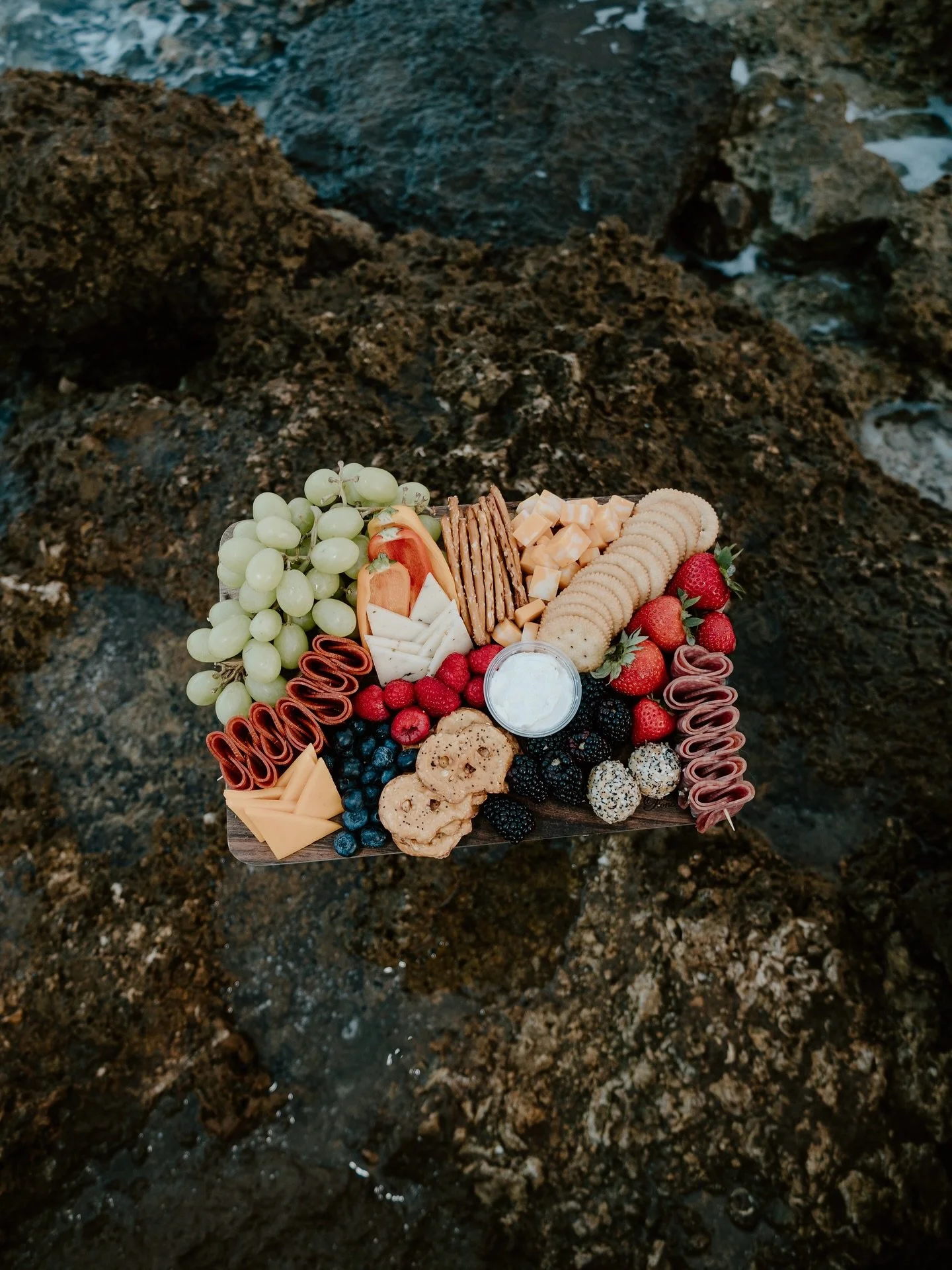 #oahuphotographer #oahuhawaii #ohaustyledphotoshoot #oahufamilyphotographer #familyphotographer #couplesphotographer #picnicphotoshootconcept