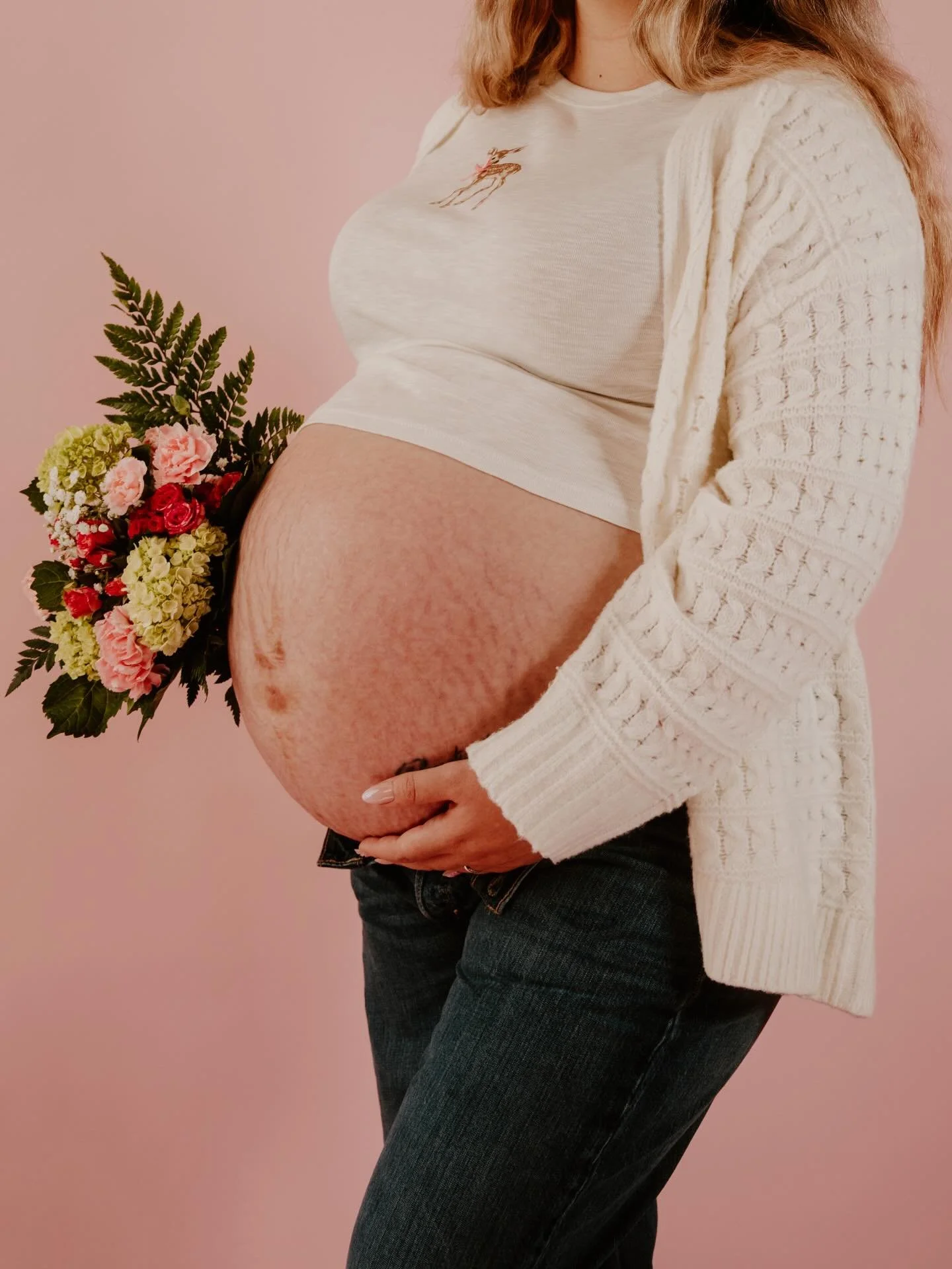 Dear universe, may 2026 bring more maternity magic to my calendar 🥺🌸
&amp; may I get better with each session ✨

Mother&rsquo;s Day Concept, Coming Soon! 🫶🏽

#oahumaternityphotographer #oahufamilyphotographer #hawaiiphotographer #maternityphotose