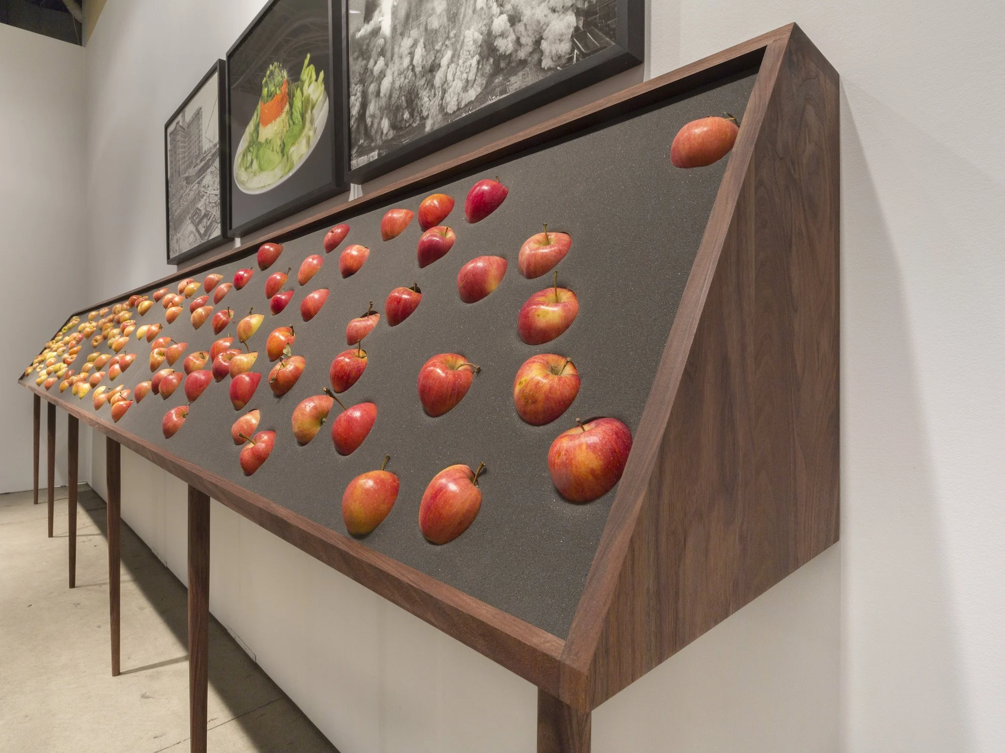 17_Bielak_Susy_EvenTheApple_Detail.jpg