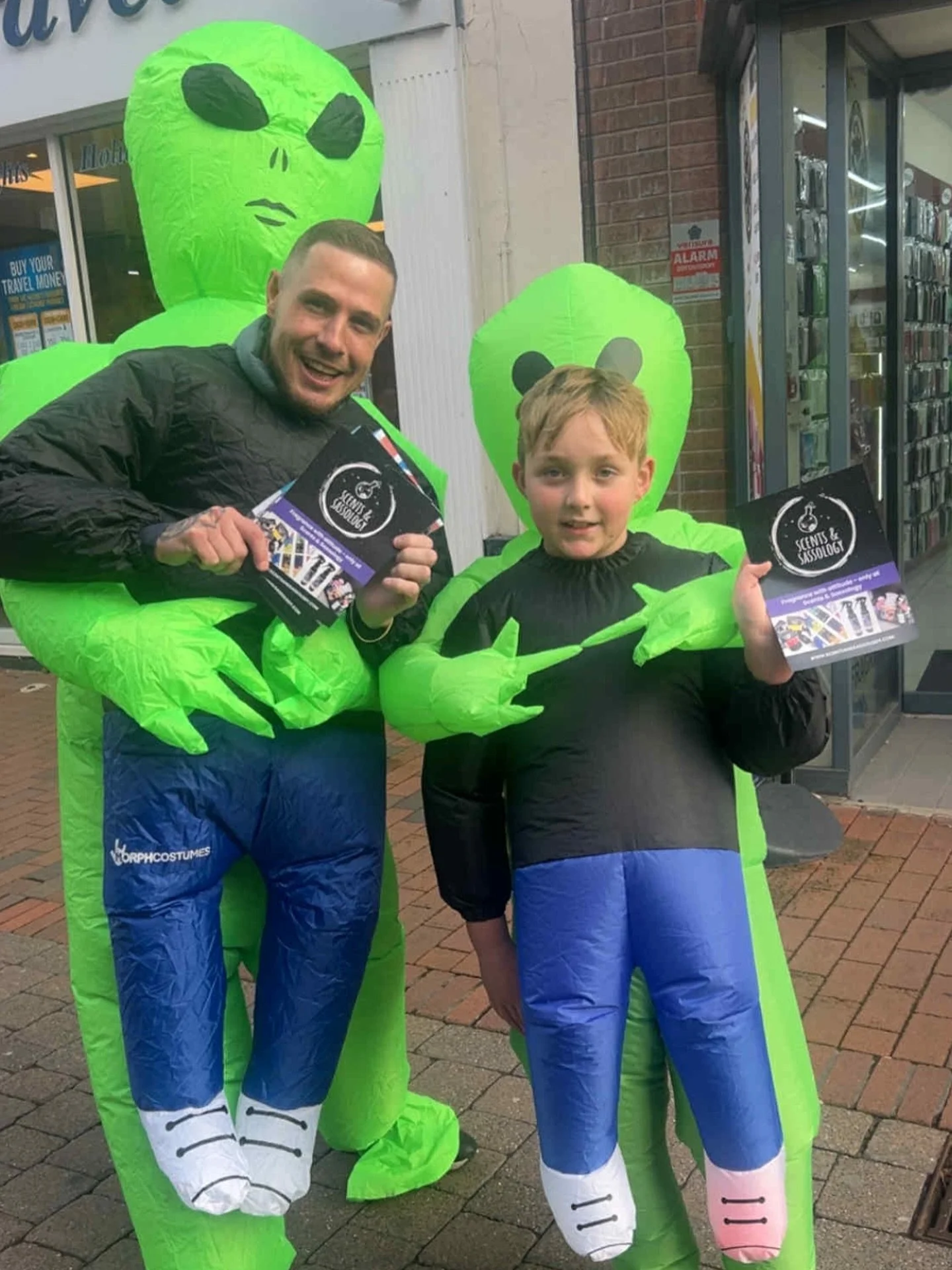 #MACCLESFIELD&hellip; OUR ALIEN HAS LANDED!👽🛸
He&rsquo;s strolling around town centre today serving cosmic sass &mdash; and we wanna see who can spot him first!😍

See him out and about?
📸Snap a pic &amp; tag @ScentsAndSassology on socials
&hellip