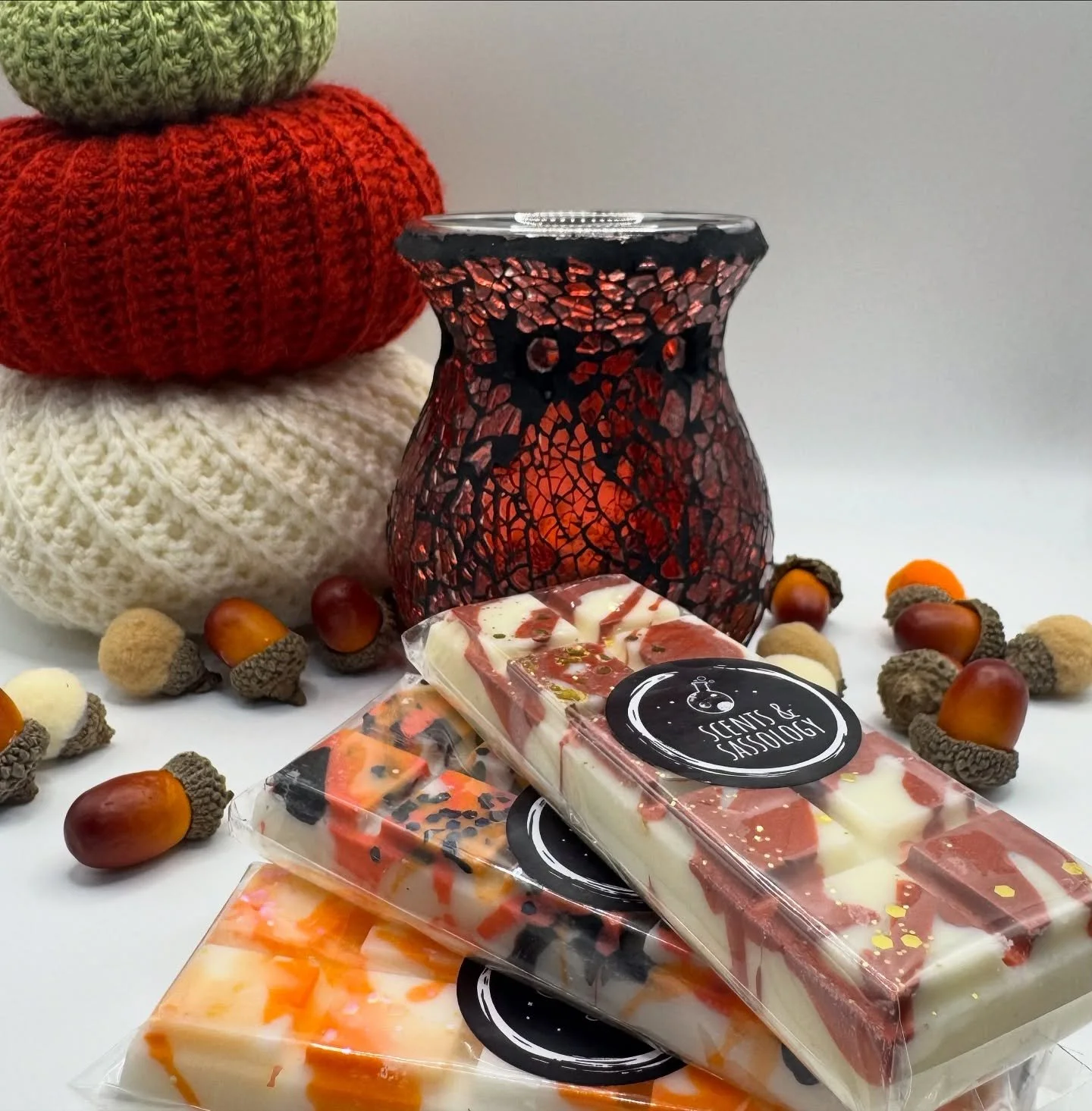 Melt into Autumn Bliss!! #SCENTS&amp;S
Our handmade wax melt bars are LOADED with fragrance &ndash; snap a piece off and your whole room smells like cosy season🍁🕯️

Perfect for:
🍂Living rooms &amp; chill nights in
🍁Bedroom cosy vibes
🎃Gifts / ha