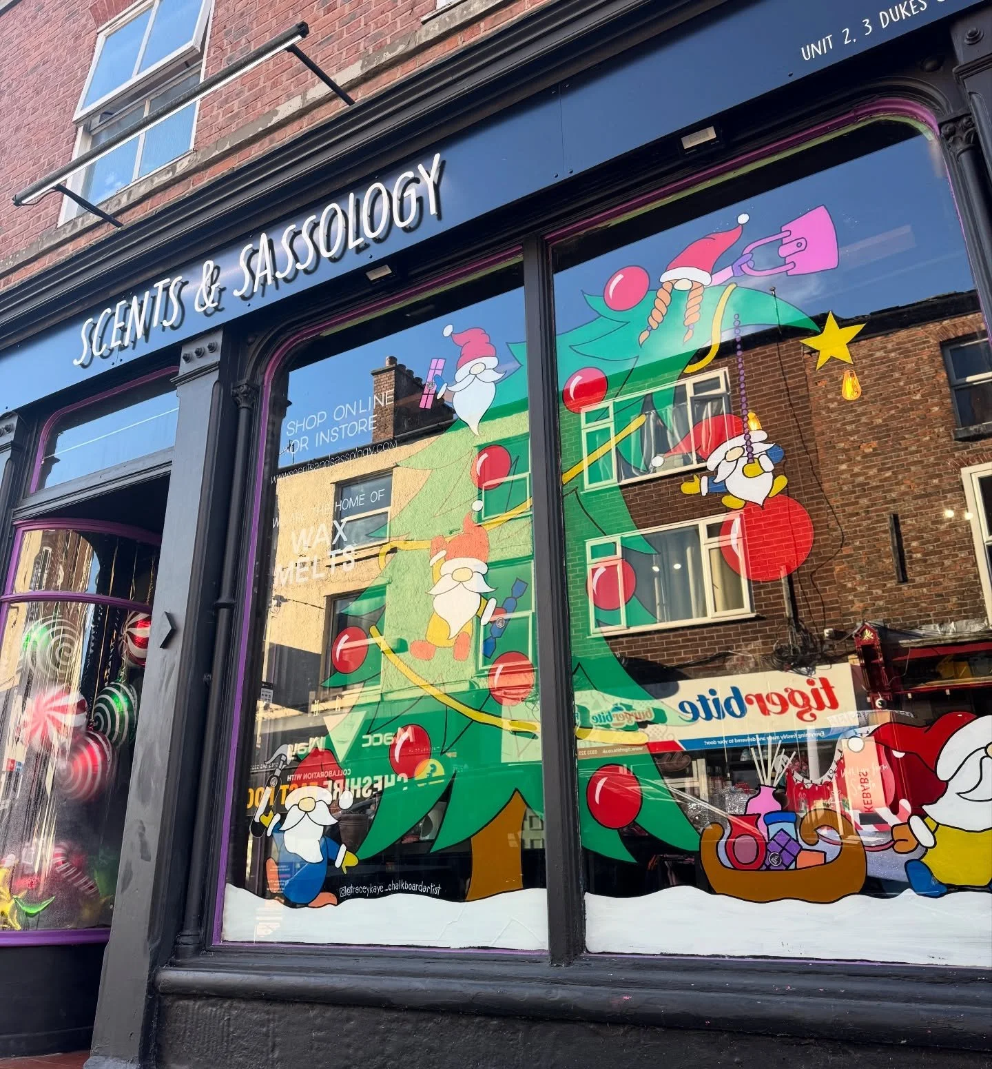 OUR #FESTIVE WINDOWS HAVE LANDED!✨🎄

Christmas has officially arrived at Scents &amp; Sassology &mdash; and our brand-new window artwork is stealing the show!
Bright, bold, and full of festive charm&hellip; consider this your invitation to step insi