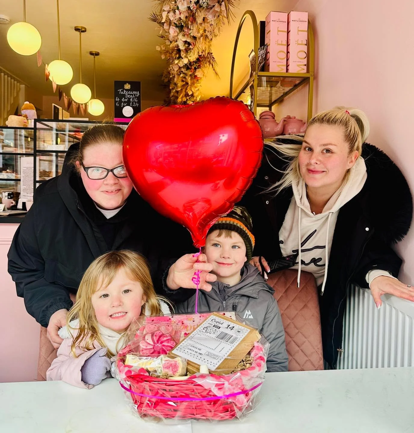 WOW!!!! 🤯💕

Absolutely blown away&hellip; it took just 3 minutes for Rachel to find me!!

She was like Usain Bolt flying down Queen Victoria Street 🤣🤣 I barely had time to blink or have a sip of my coffee 🤣

Closely followed by Sammie and her li