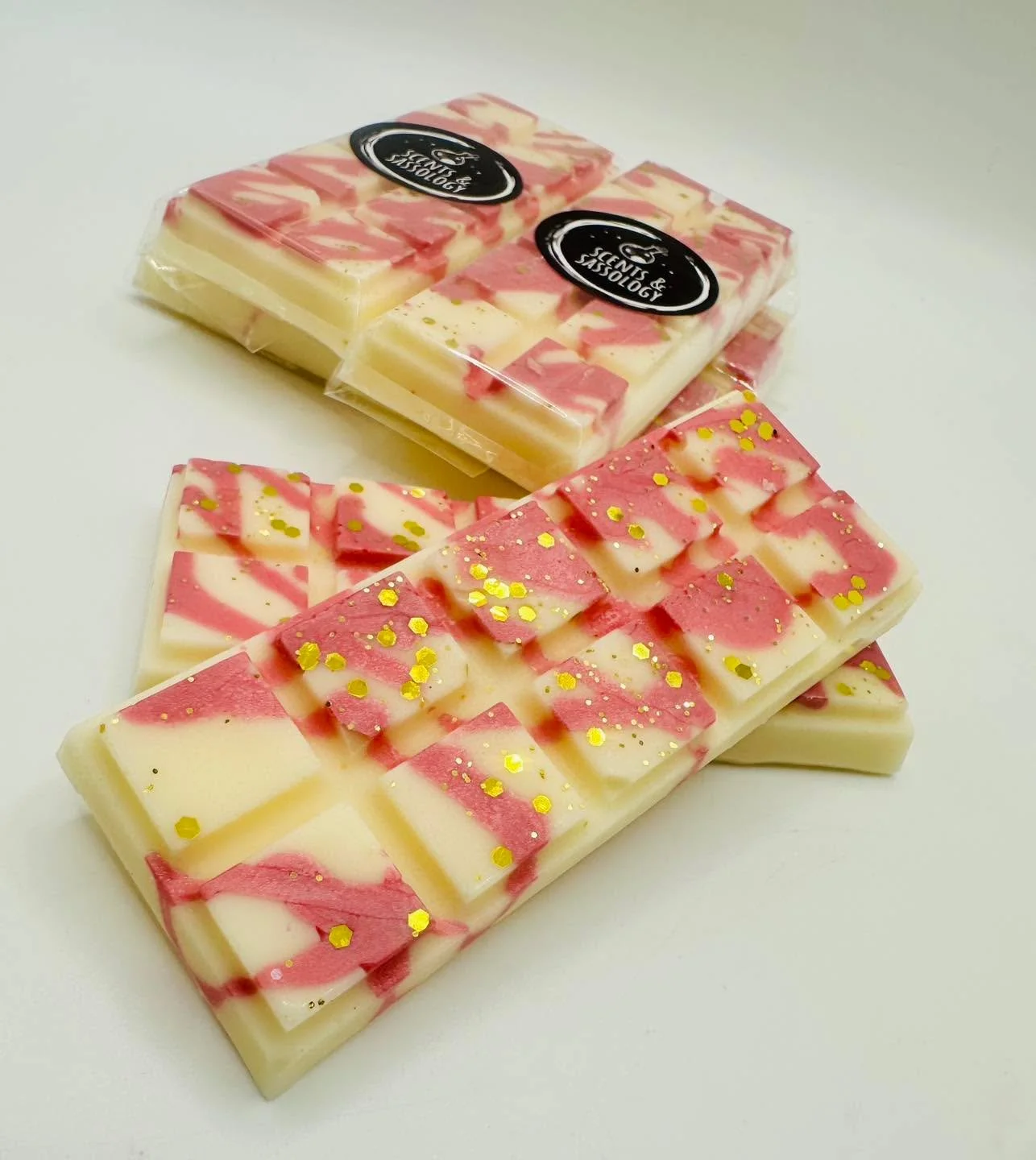 #NEW SCENT DROP &ndash; SCENT 5 OF 6! 🔥
Confidence? Checked.
Charm? Effortless.
Main-character energy? Always. 💅✨

Say hello to:
💖 S*P Lovely Type 💖

Inspired by a legendary, city-loving style icon we all know and adore 👠🗽
This fragrance opens 