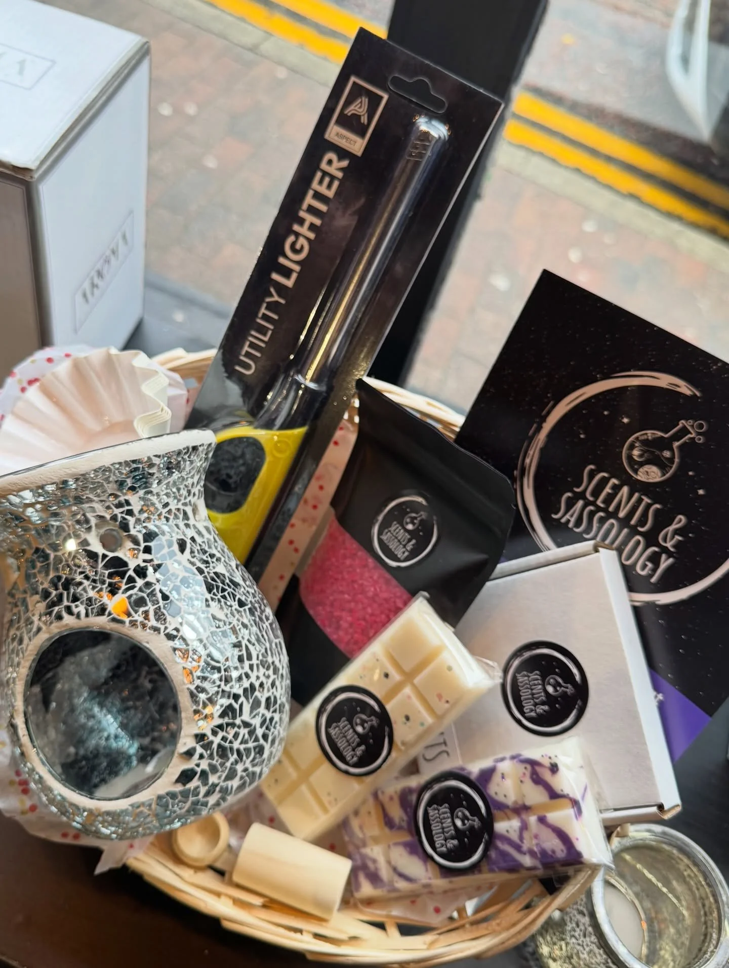 Your fragrance fix is waiting at Scents &amp; Sassology &ndash; packed with wax melts, burners, gifts &amp; feel-good scents to start the week right👀💫

📍Visit us: Unit 2/3, Dukes Court &ndash; Mill Street, Macclesfield
💻Shop online 24/7: www.scen