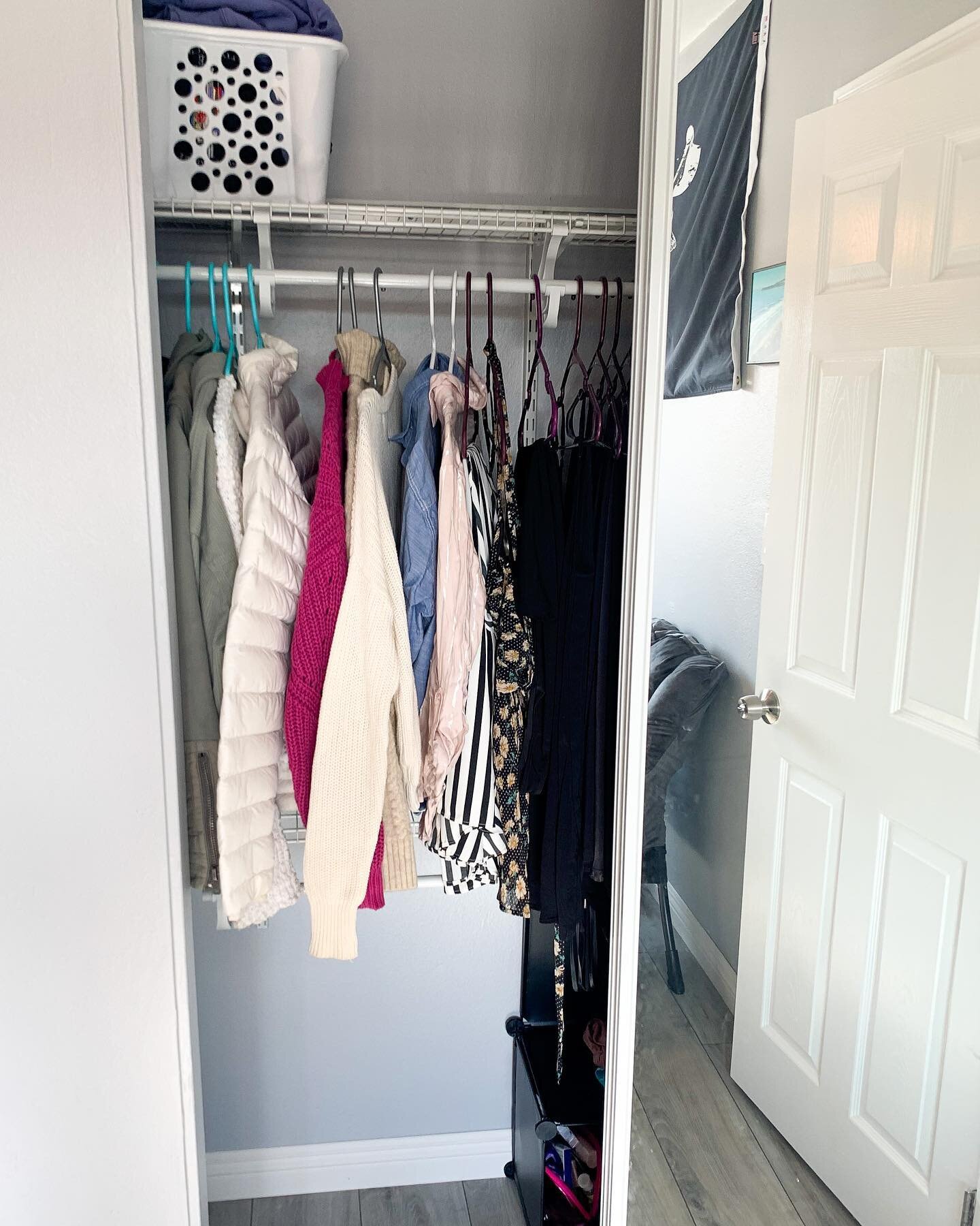 Closet Before and After shots. After doing all the sorting, the client was able to hone in on her current style to easily pick out outfits for all the events in her busy life.
