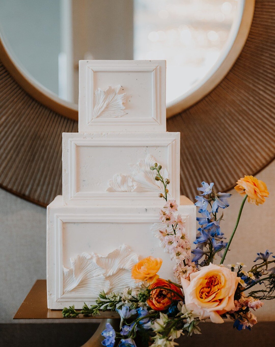 My new obsession...stone textured cakes. 🖤 

Photo: @barbaradphotography 
Floral: @heartandsoulfloral 
Planner: @confettievents_kc 
Venue: @ambassadorkcmo