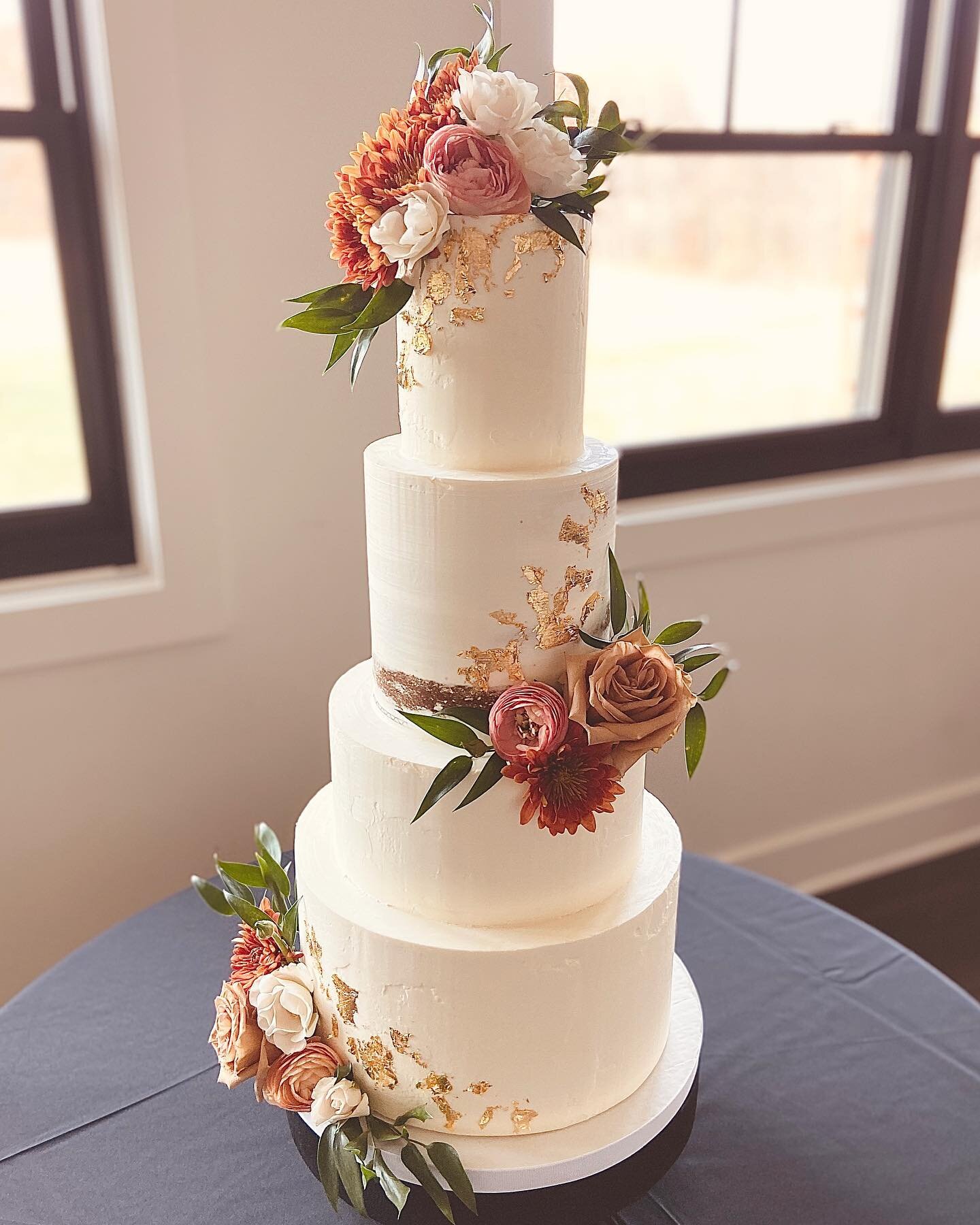 I never get tired of edible gold leaf on a cake. 🧡

-
 #buttercreamcake  #seminakedcake  #engaged  #realweddings  #edibleart  #bakerlife  #cakery  #kcbakes  #goldleaf  #instalove  #instacake  #cakeideas  #weddingplanning  #weddingplanner  #bluethist