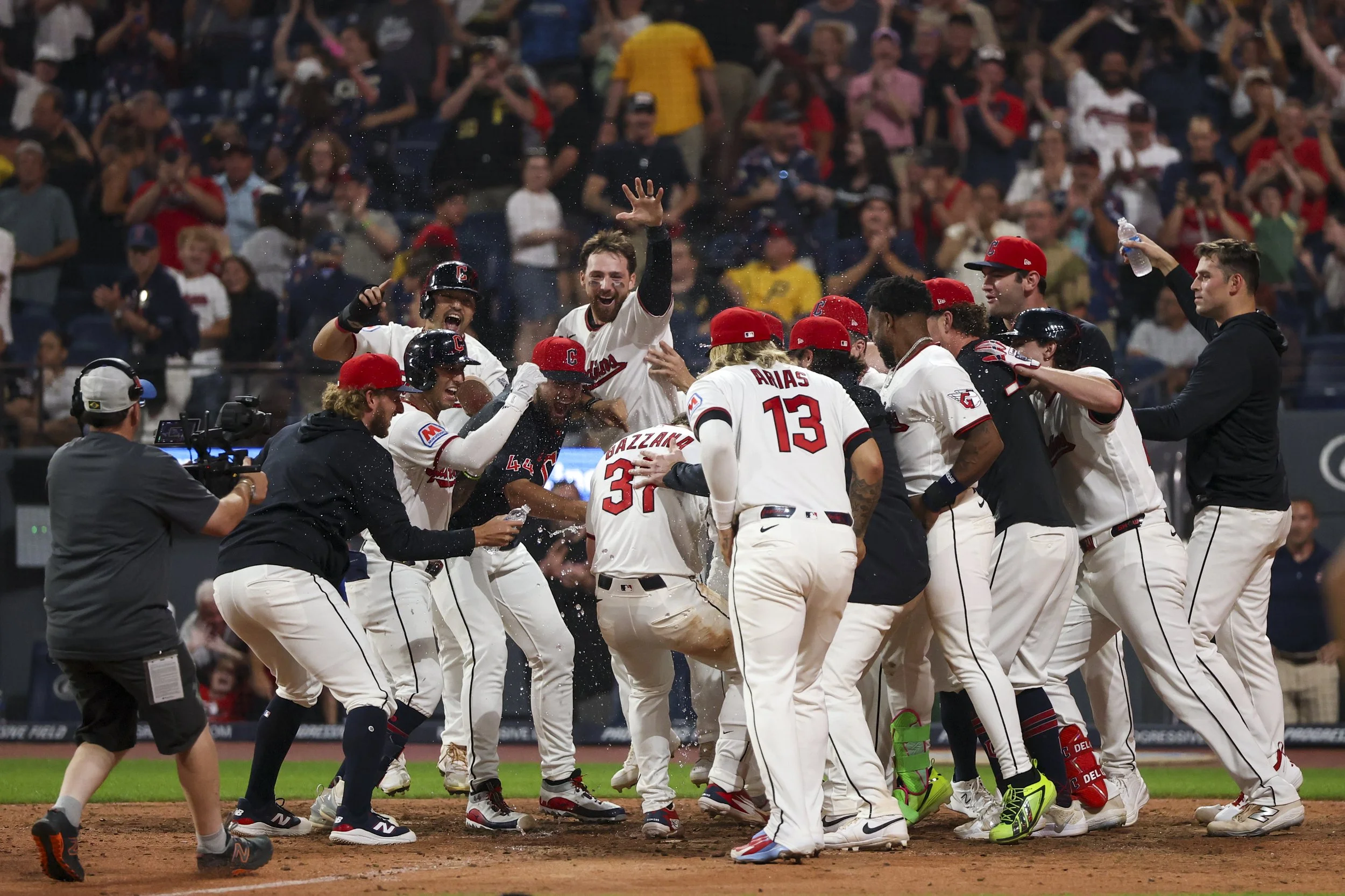 260718-MLB-Pirates_vs_Guardians-231847M.jpg