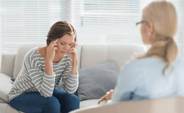 Emotional support therapist helping a client manage difficult emotions during a therapy session in Bondi Junction.