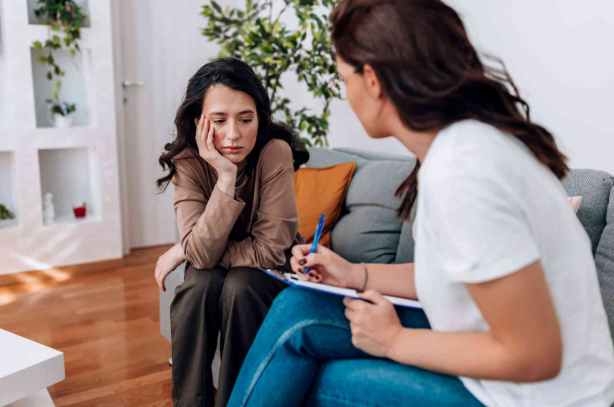 Anxiety psychologist supporting a client with worry, overthinking and emotional challenges during a therapy session.