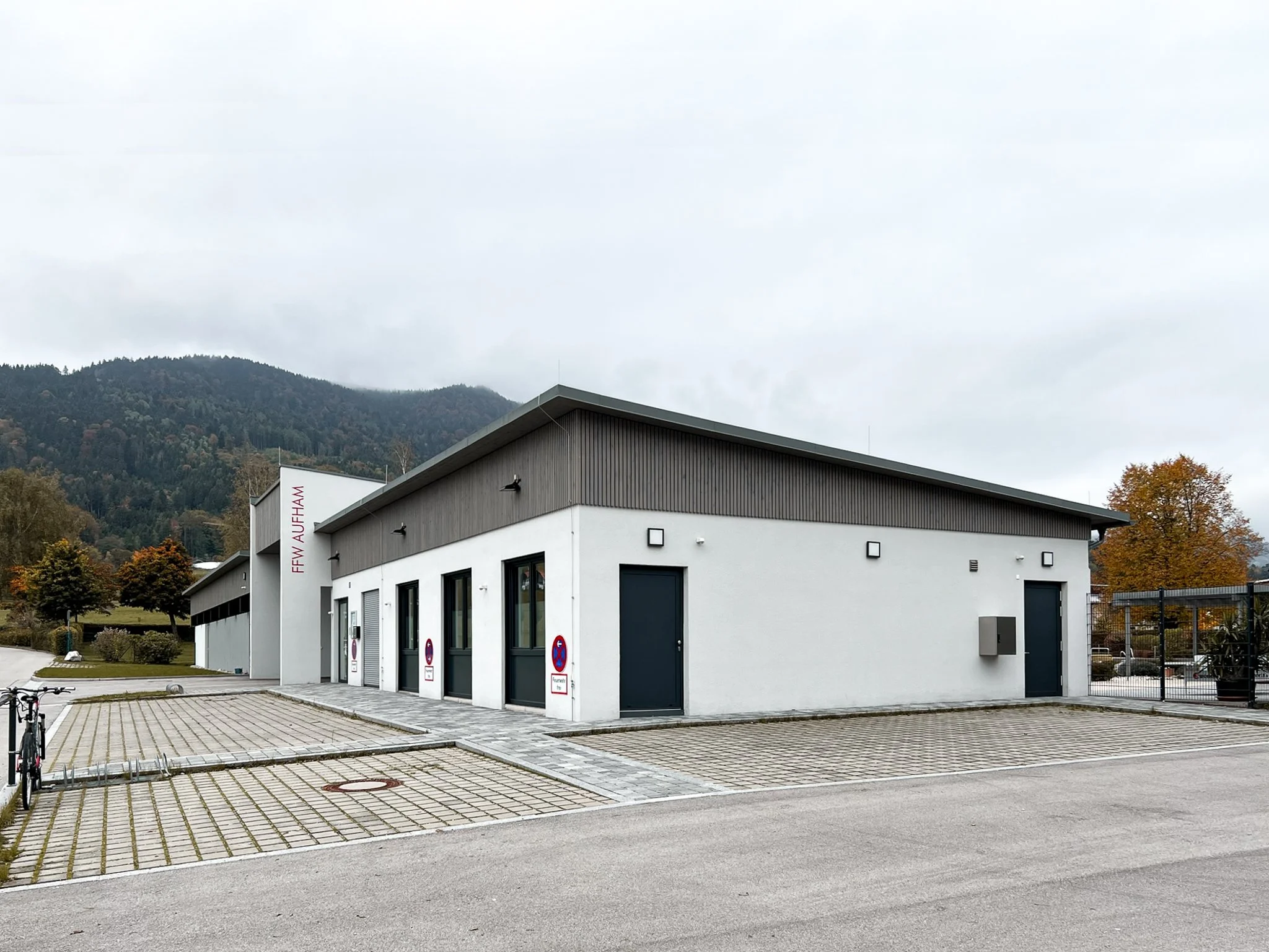 Feuerwehrhaus Aufham – Integration in Bestandsgebäude