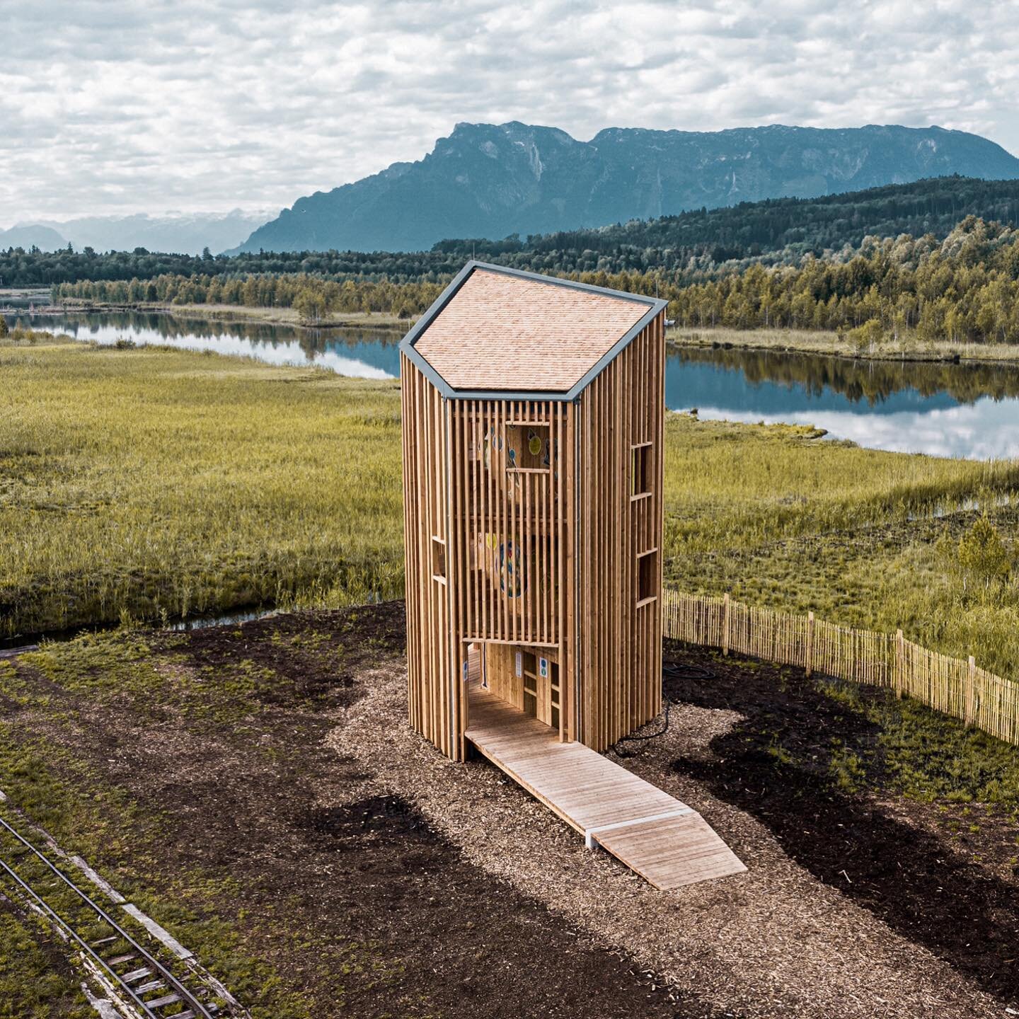 Beobachtungsturm Ainringer Moos  #maggarchitekten #architecture #architektur #holzbau #bauenmitholz #ainringermoor #ainringermoos #bgl #berchtesgadenerland #berchtesgadeneralpen #ainring #freilassing #badreichenhall #rupertiwinkel #chiemgaueralpen #b