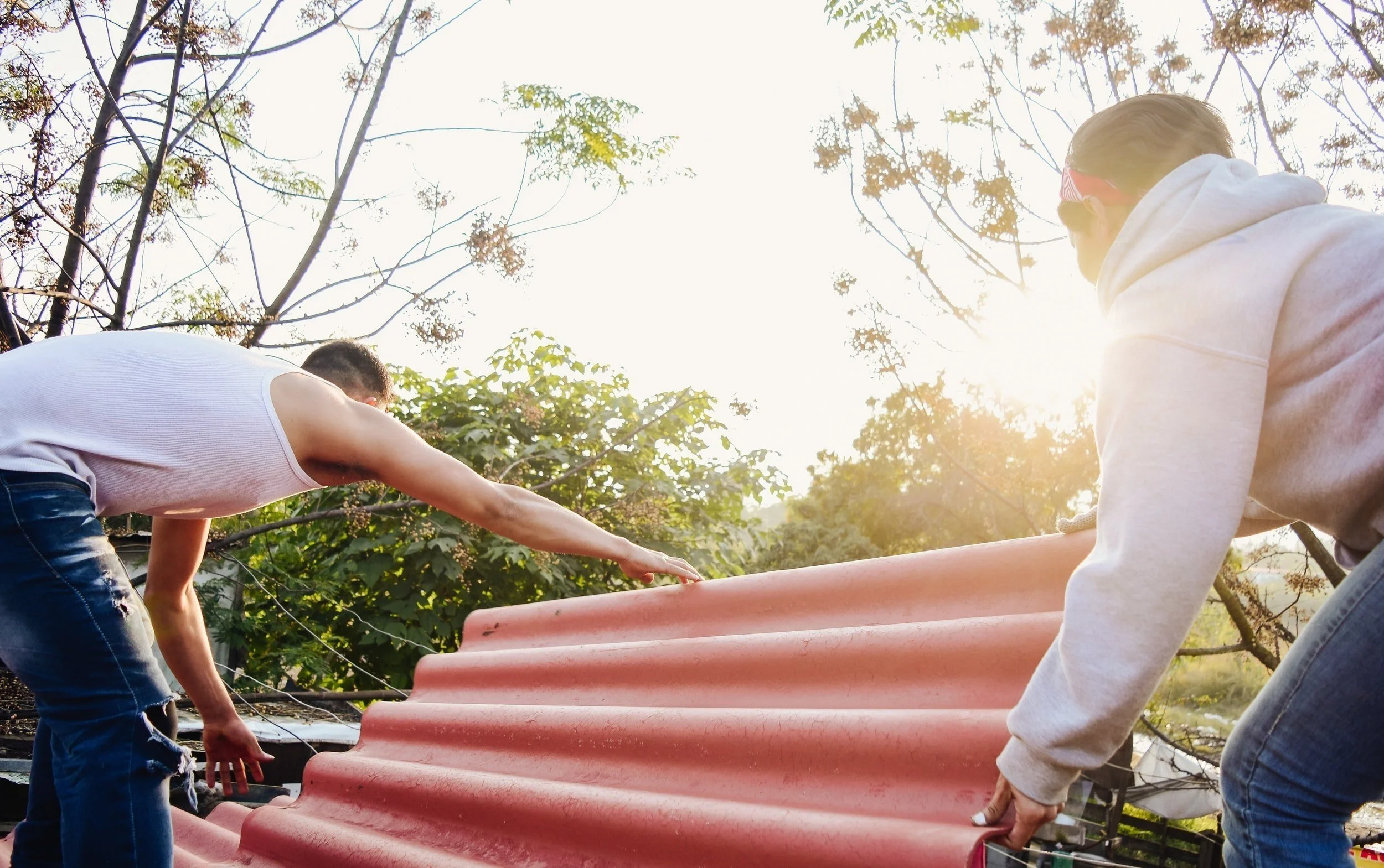 Раздает листовки. Где подработать девушке. Подростки на работе. Летняя занятость подростков. Работа для подростков.