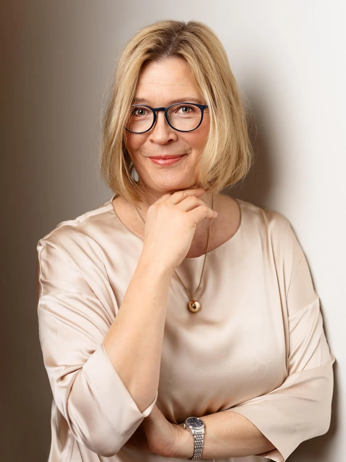 Poseeraus seinää vasten pohdiskellen